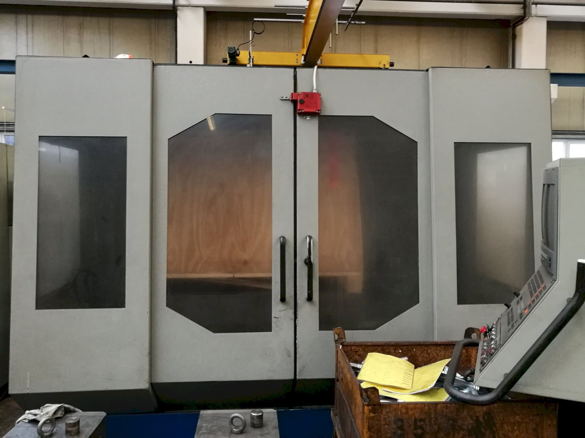 Vista frontal de la máquina Strojtos FGS 50 CNC