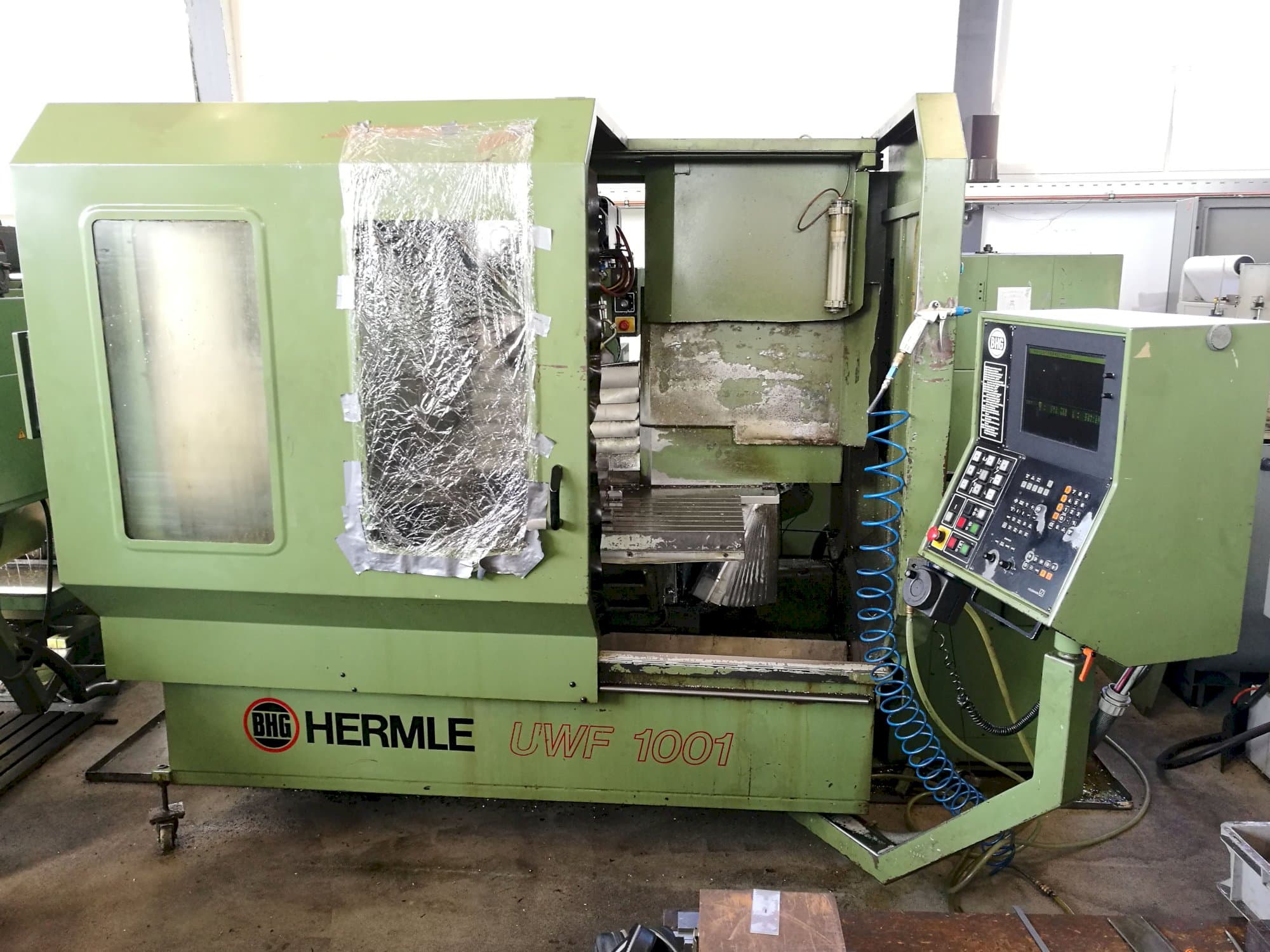 Vista frontal de la máquina HERMLE UWF 1001