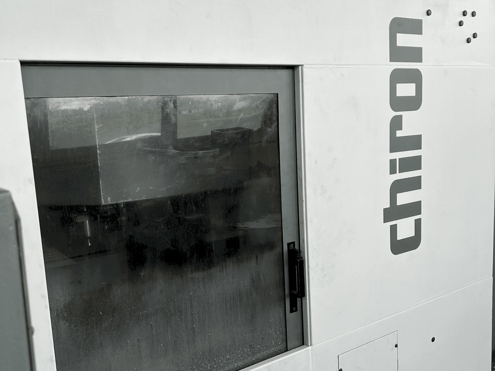 Vista frontal de la máquina CHIRON FZ18W