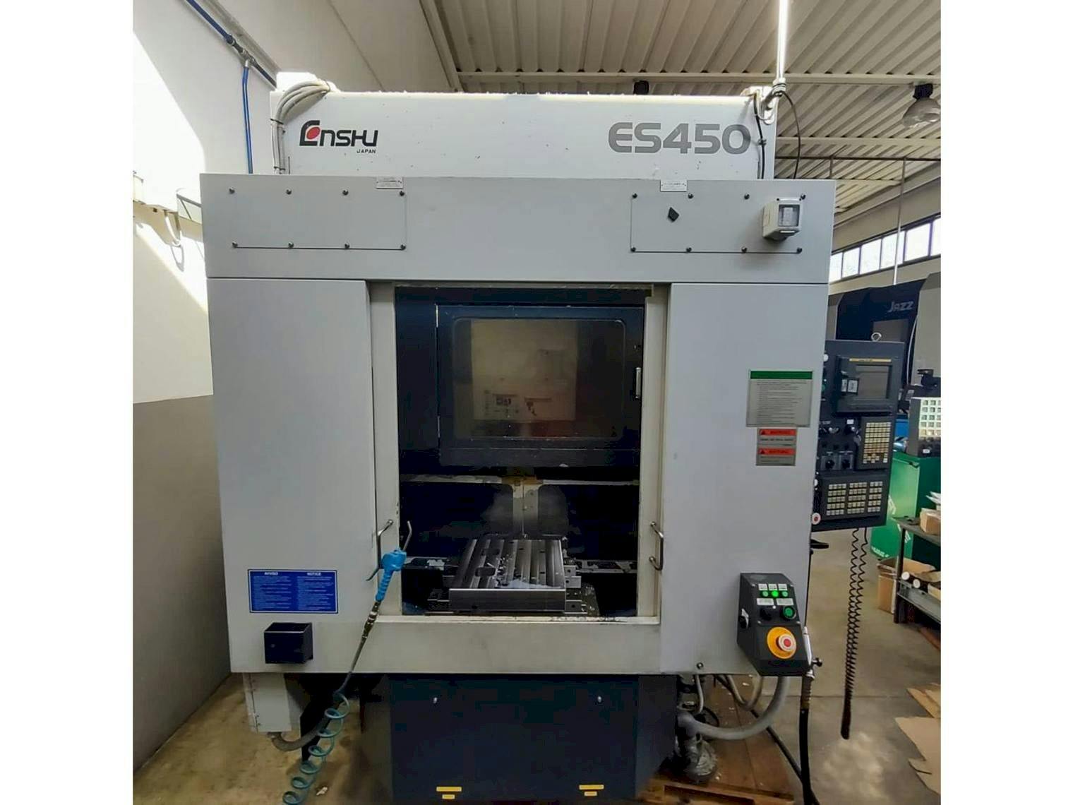 Vista frontal de la máquina Enshu ES450