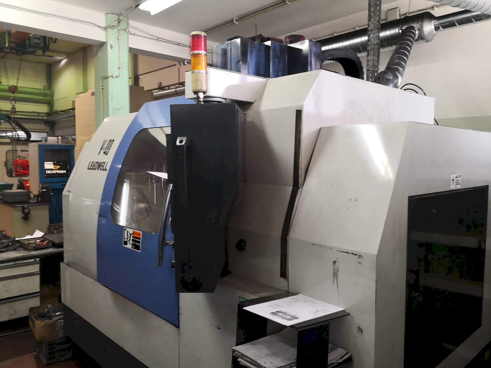 Vista frontal de la máquina Leadwell V-40