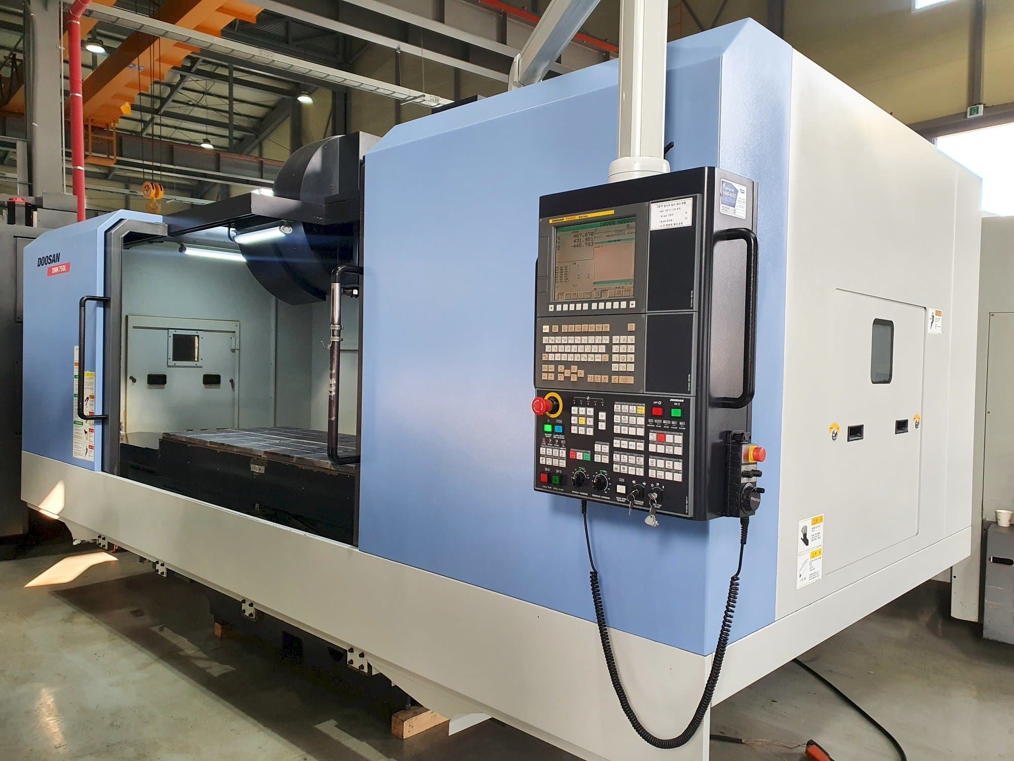 Vista frontal de la máquina Doosan DNM 750L