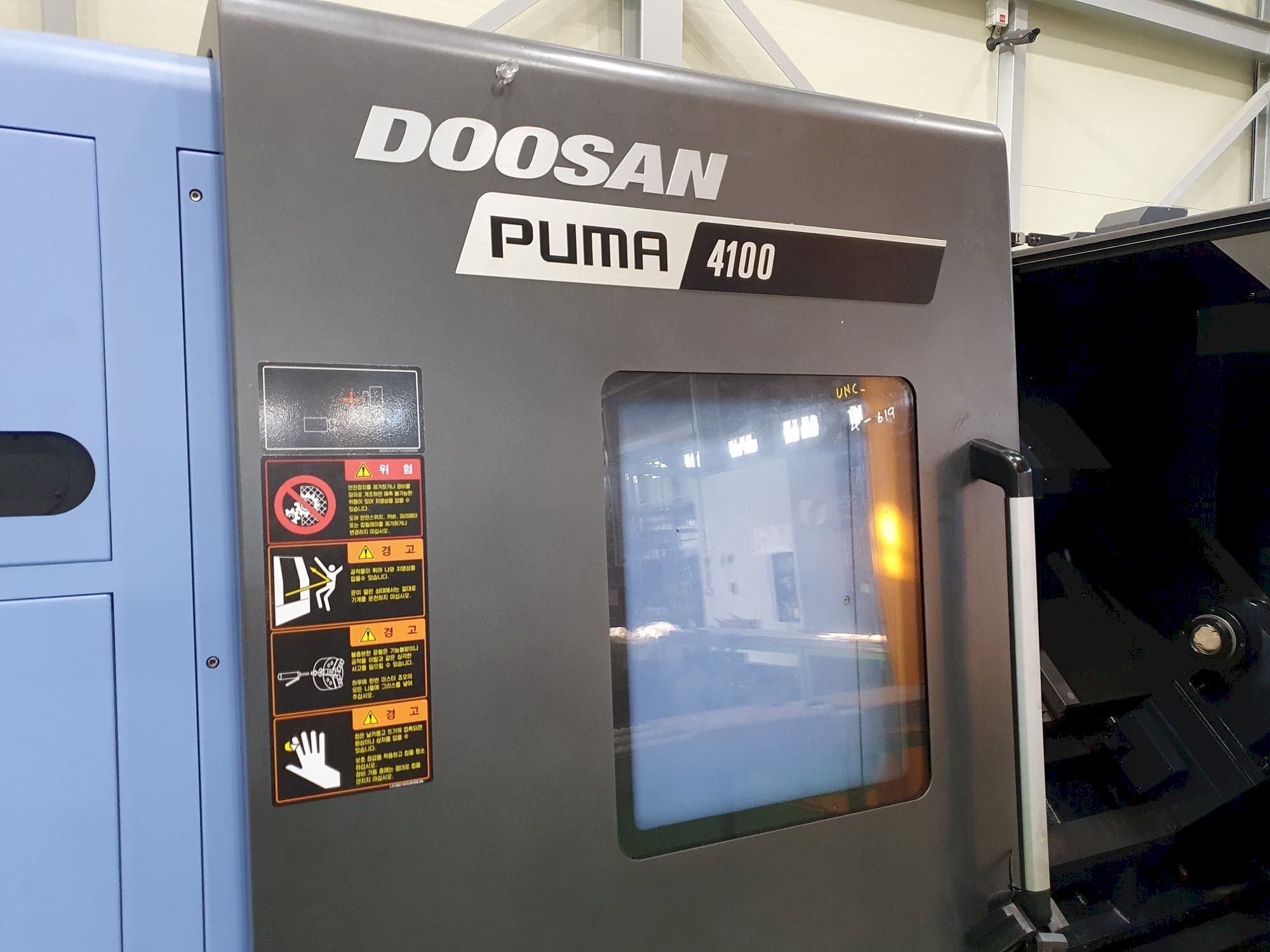 Vista frontal de la máquina Doosan PUMA 4100B