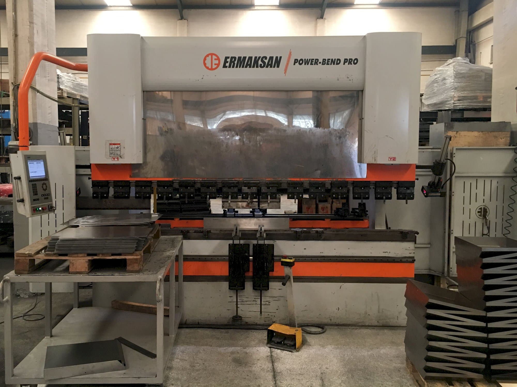 Vista frontal de la máquina ERMAKSAN POWER-BEND PRO 3100x220
