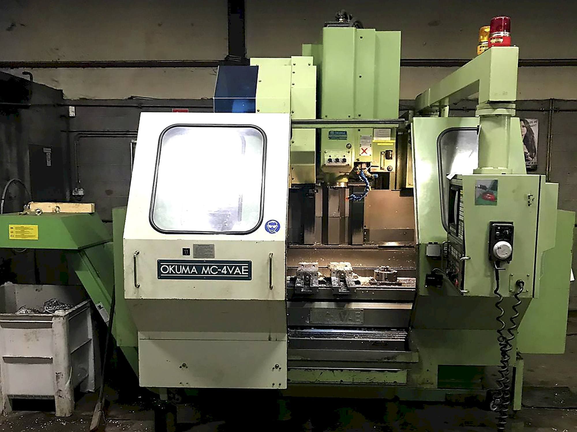 Vista frontal de la máquina Okuma MC-4VAE