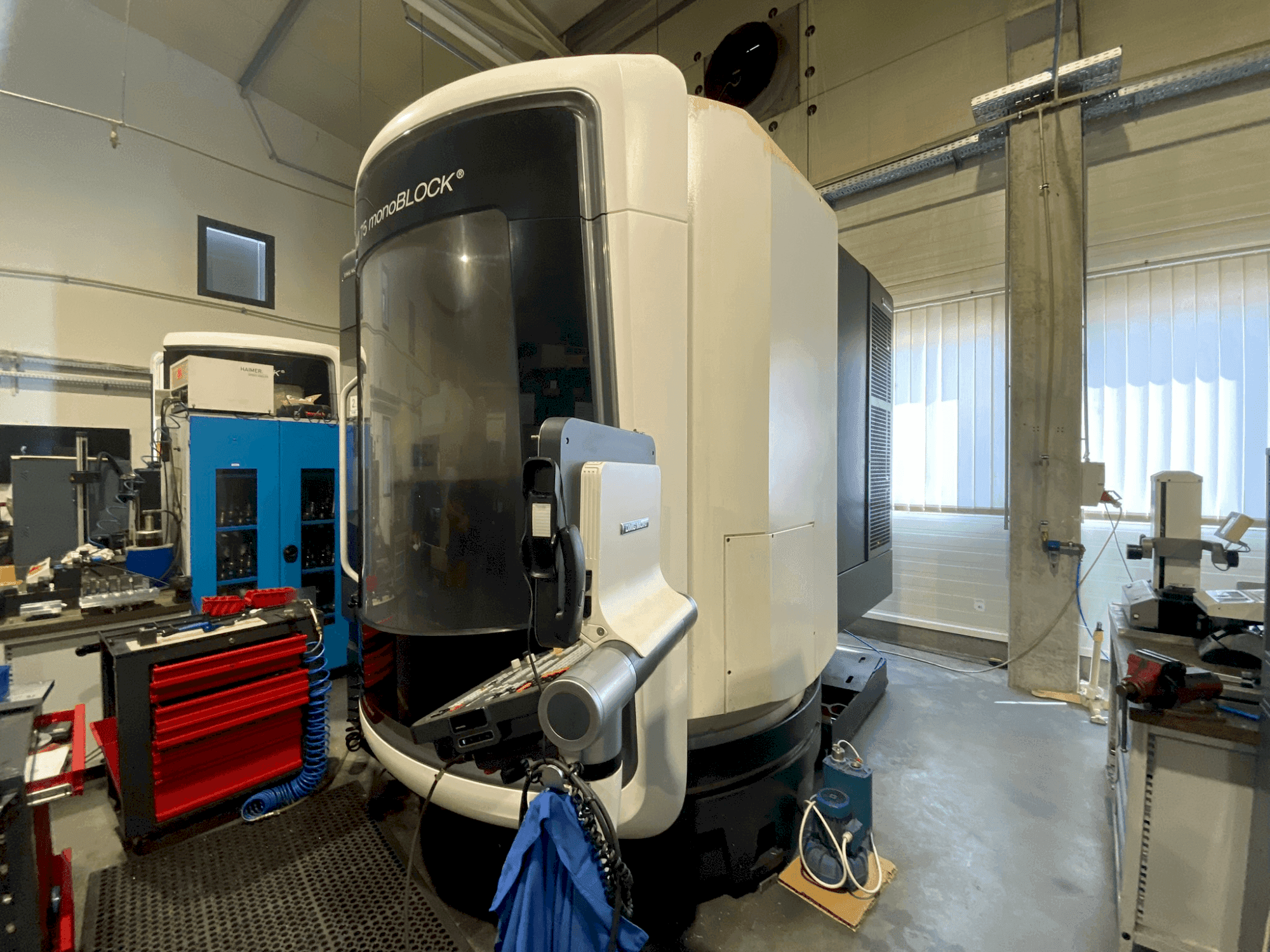 Vista frontal de la máquina DMG MORI DMU 75 MonoBlock