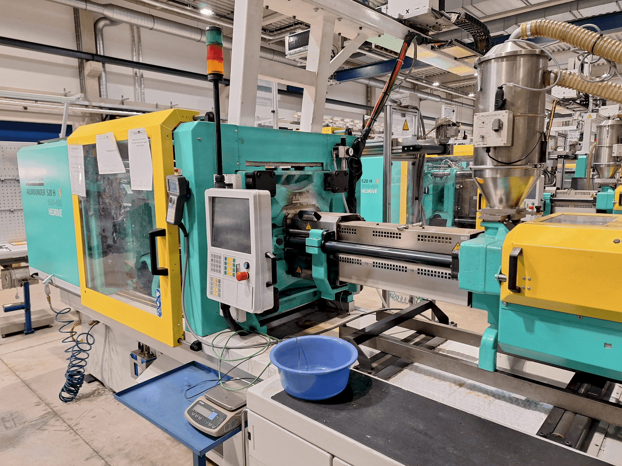 Vista frontal de la máquina Arburg 520 H 1500-400