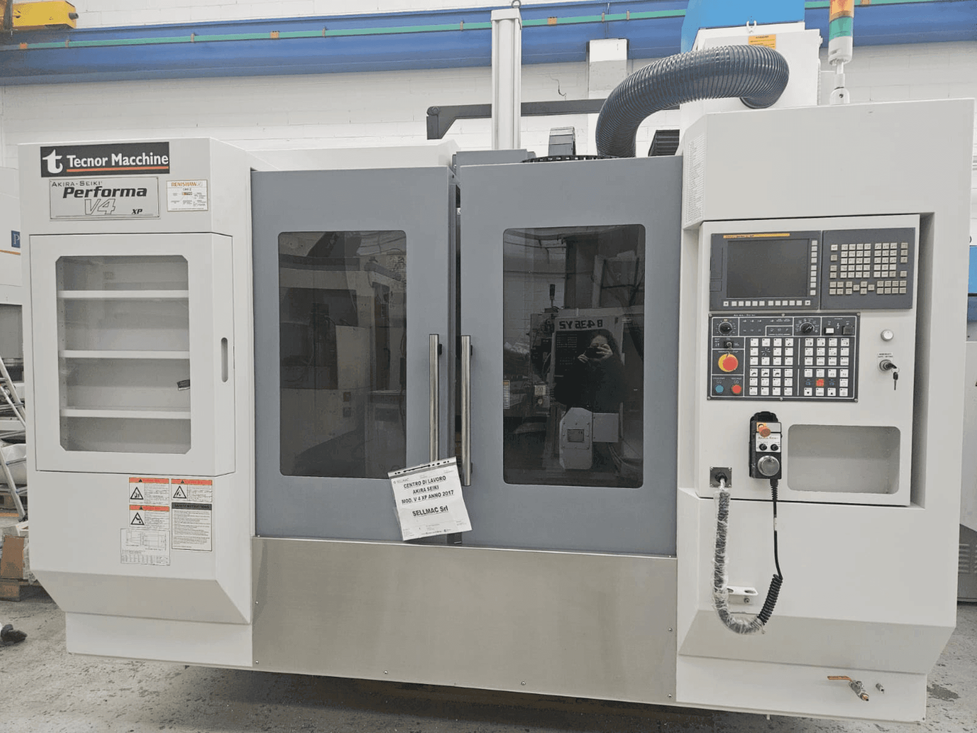 Vista frontal de la máquina Akira Seiki Performa V 4 XP