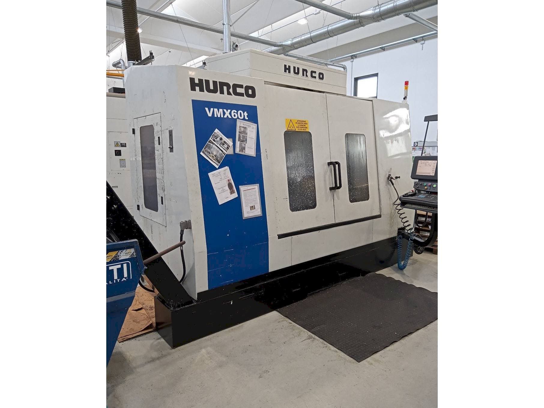 Vista frontal de la máquina Hurco VMX 60T