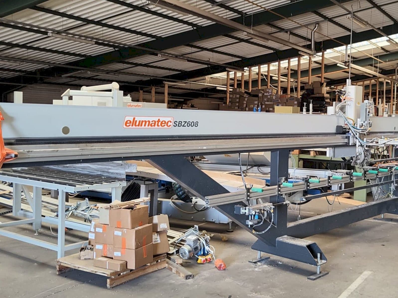 Vista frontal de la máquina Elumatec SBZ 608