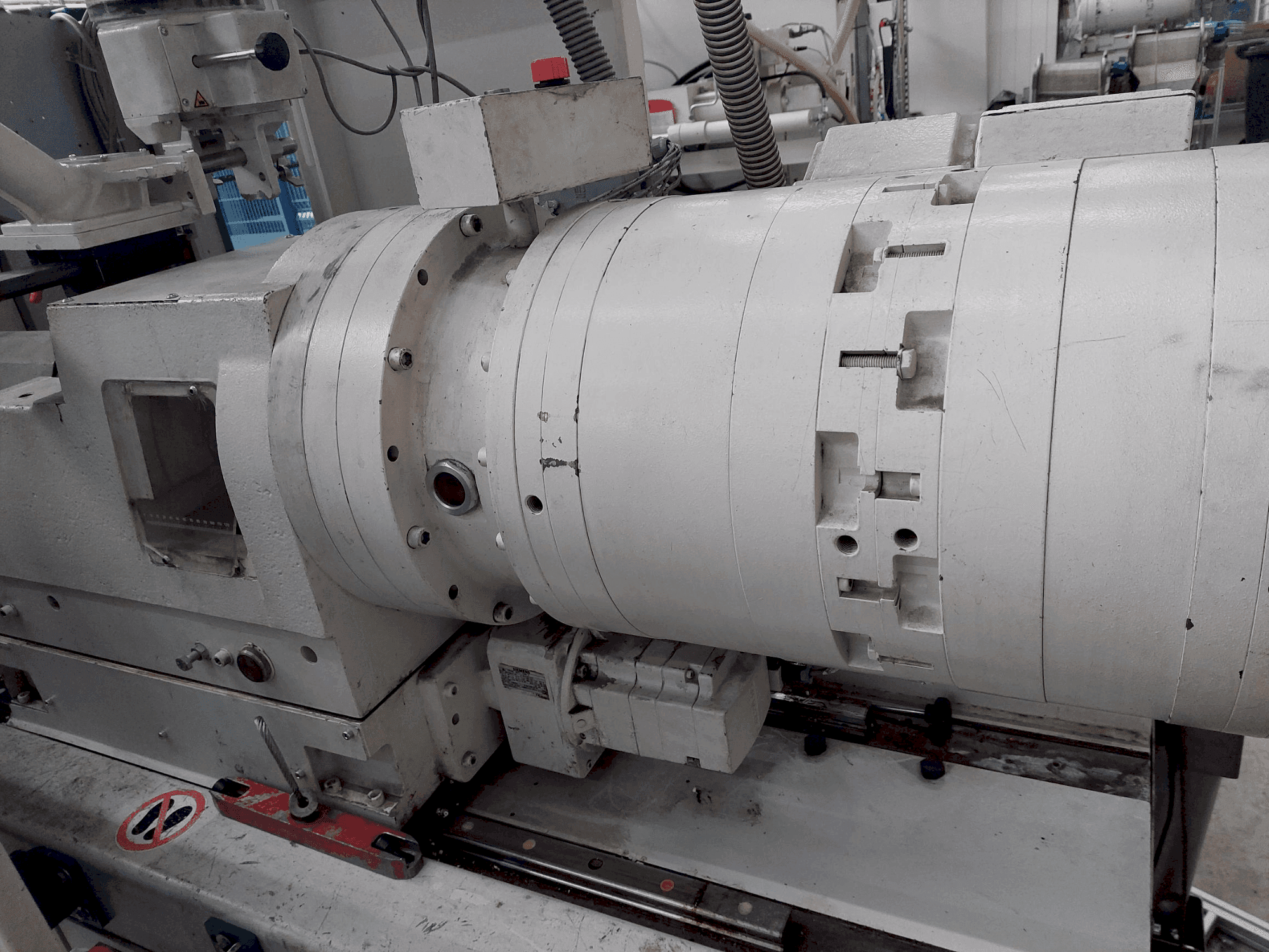 Vista frontal de la máquina Krauss Maffei 80-180 EX