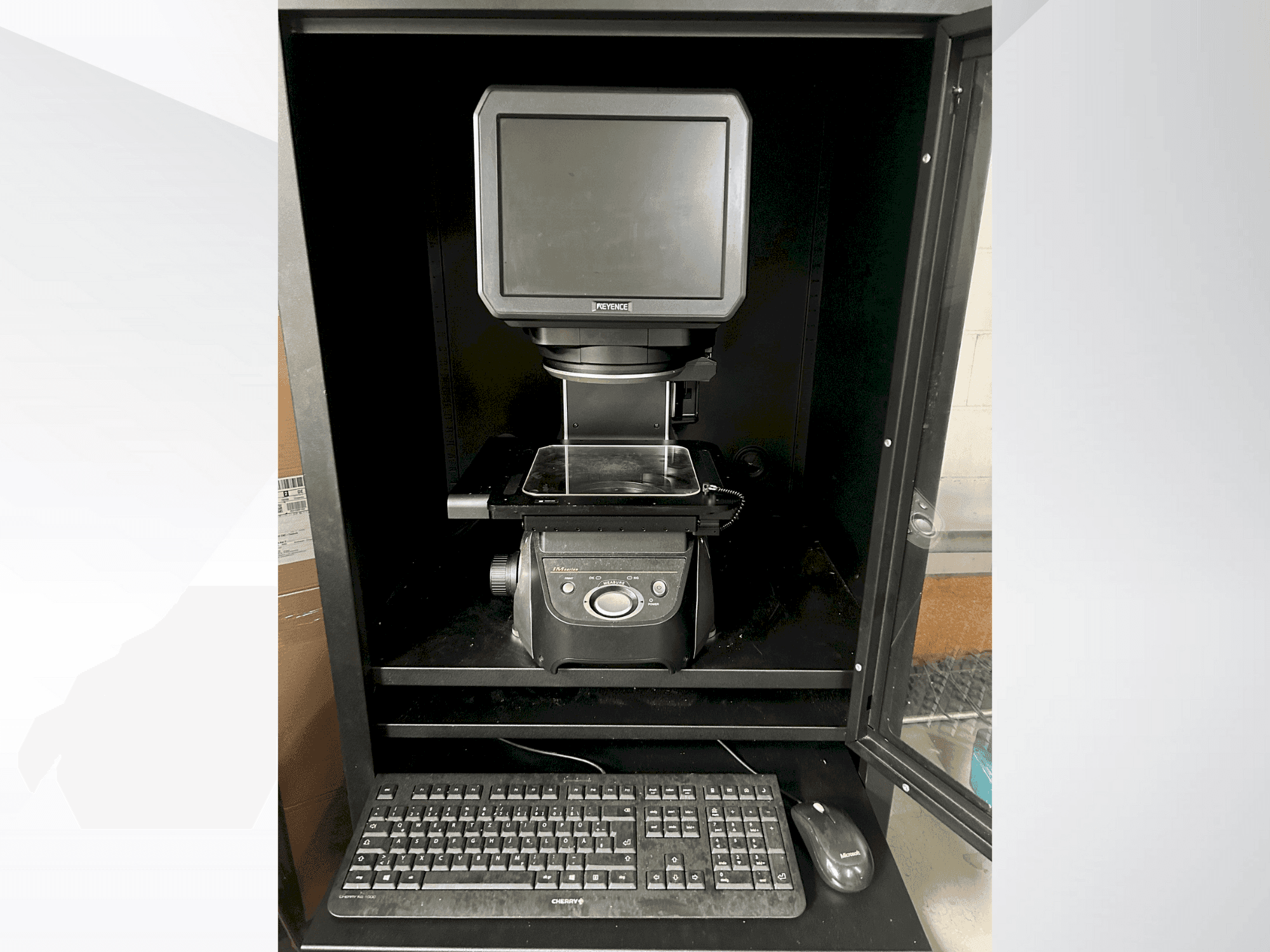 Vista frontal de la máquina KEYENCE IM 7020