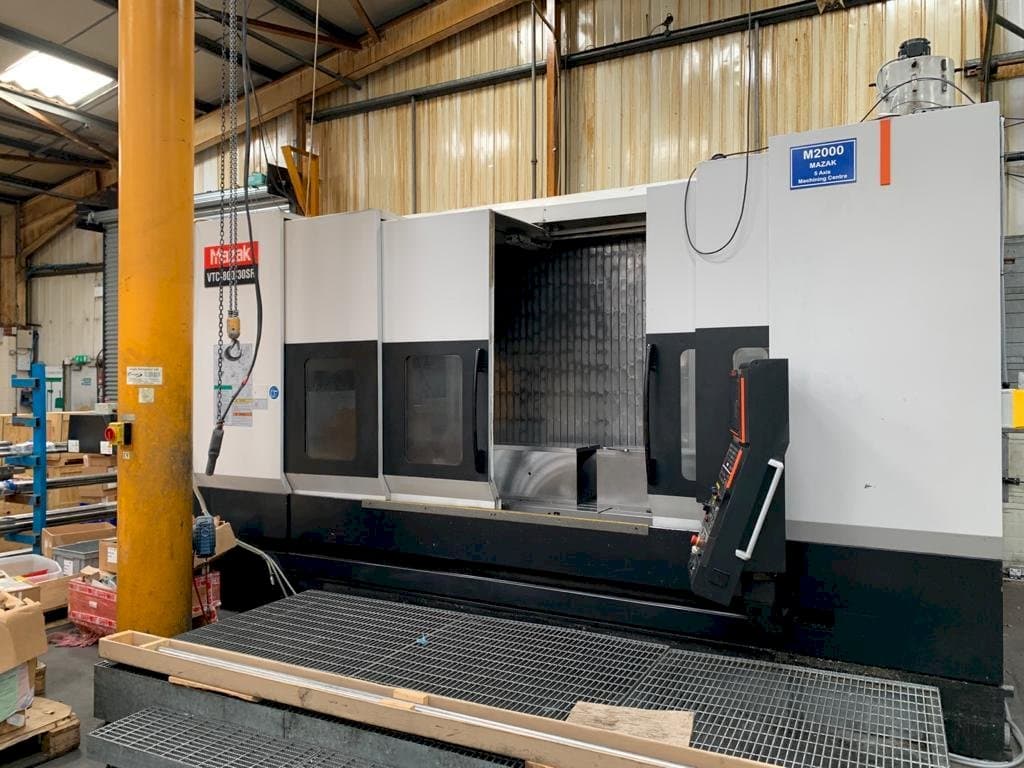Vista frontal de la máquina Mazak VTC-800/30SR