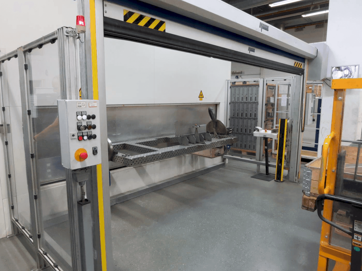 Vista frontal de la máquina TRUMPF TruLaser Robot 5020