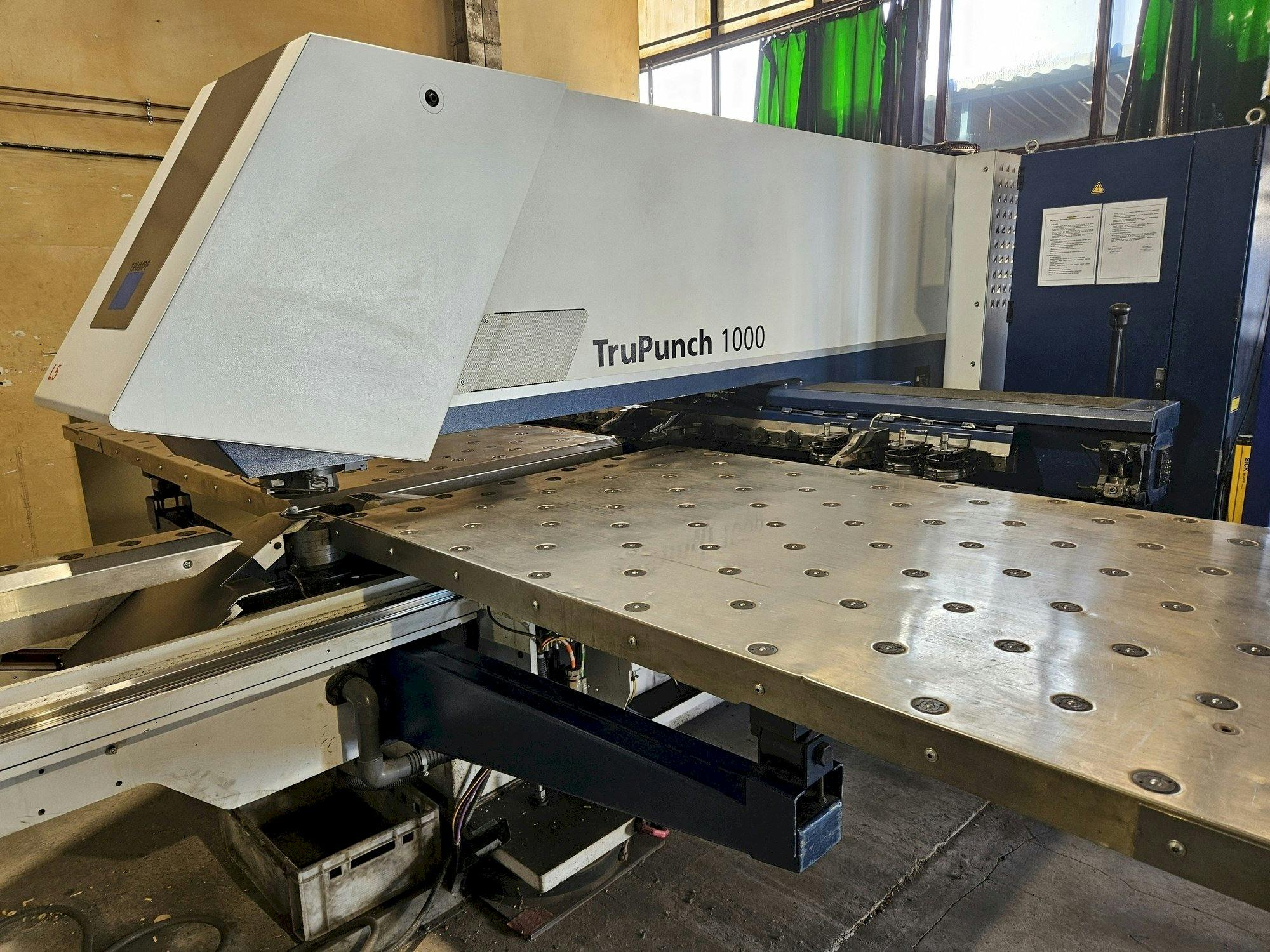 Vista frontal de la máquina Trumpf TruPunch 1000