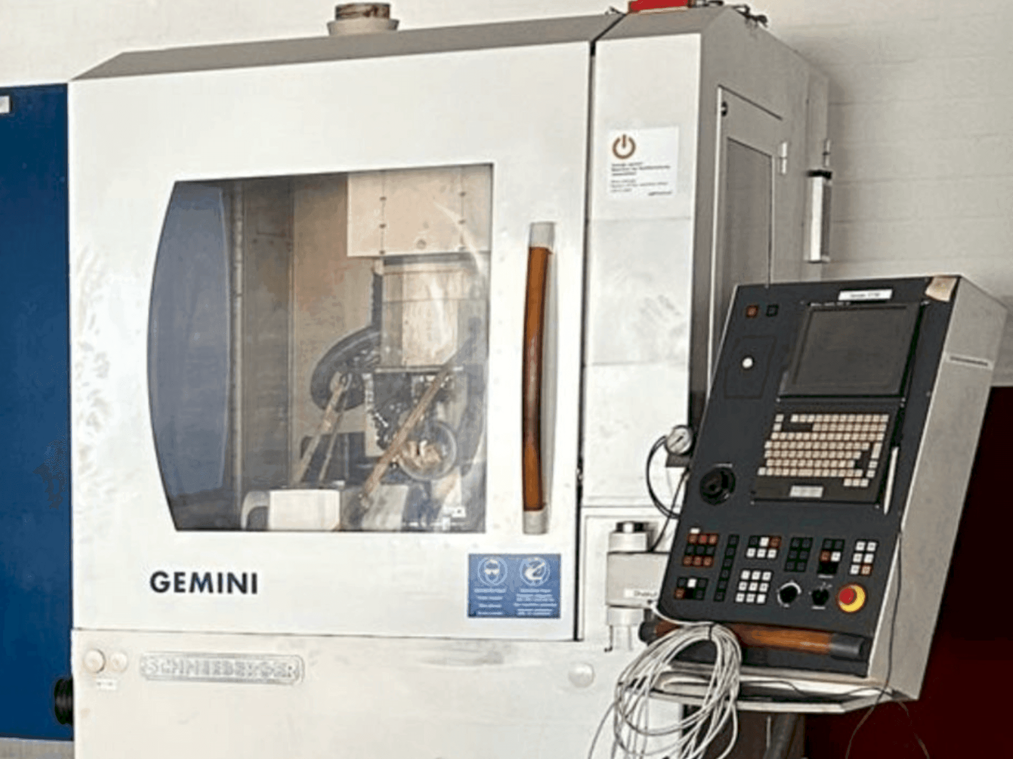 Vista frontal de la máquina Schneeberger MRG Gemini