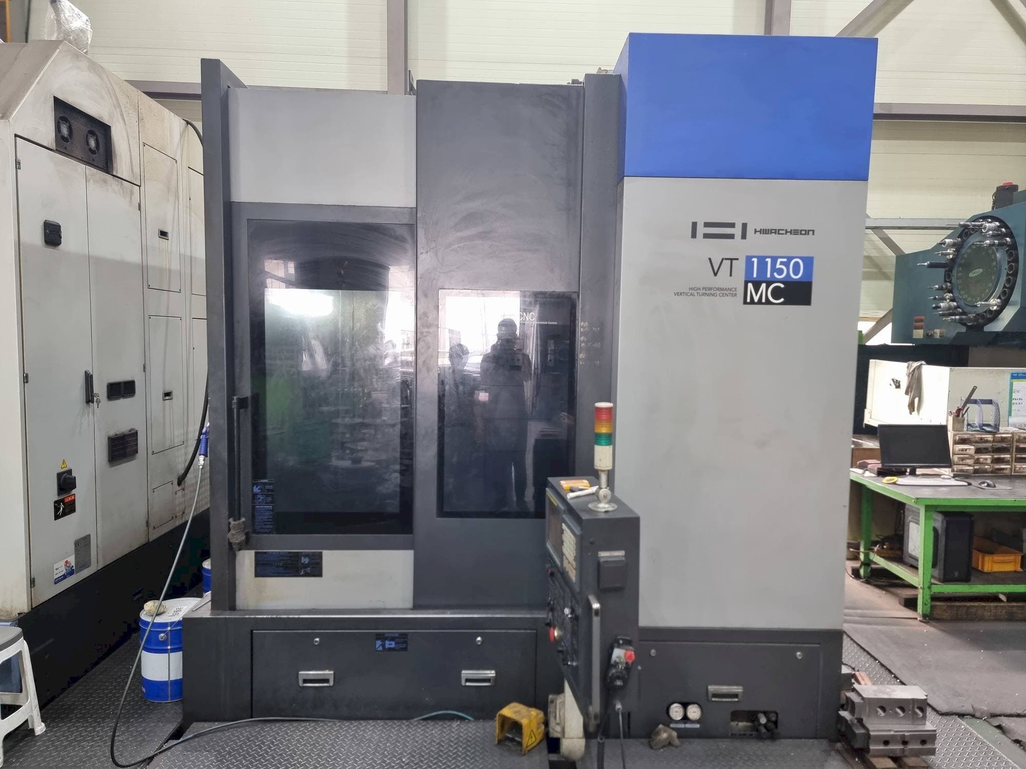 Vista frontal de la máquina HWACHEON VT1150MC