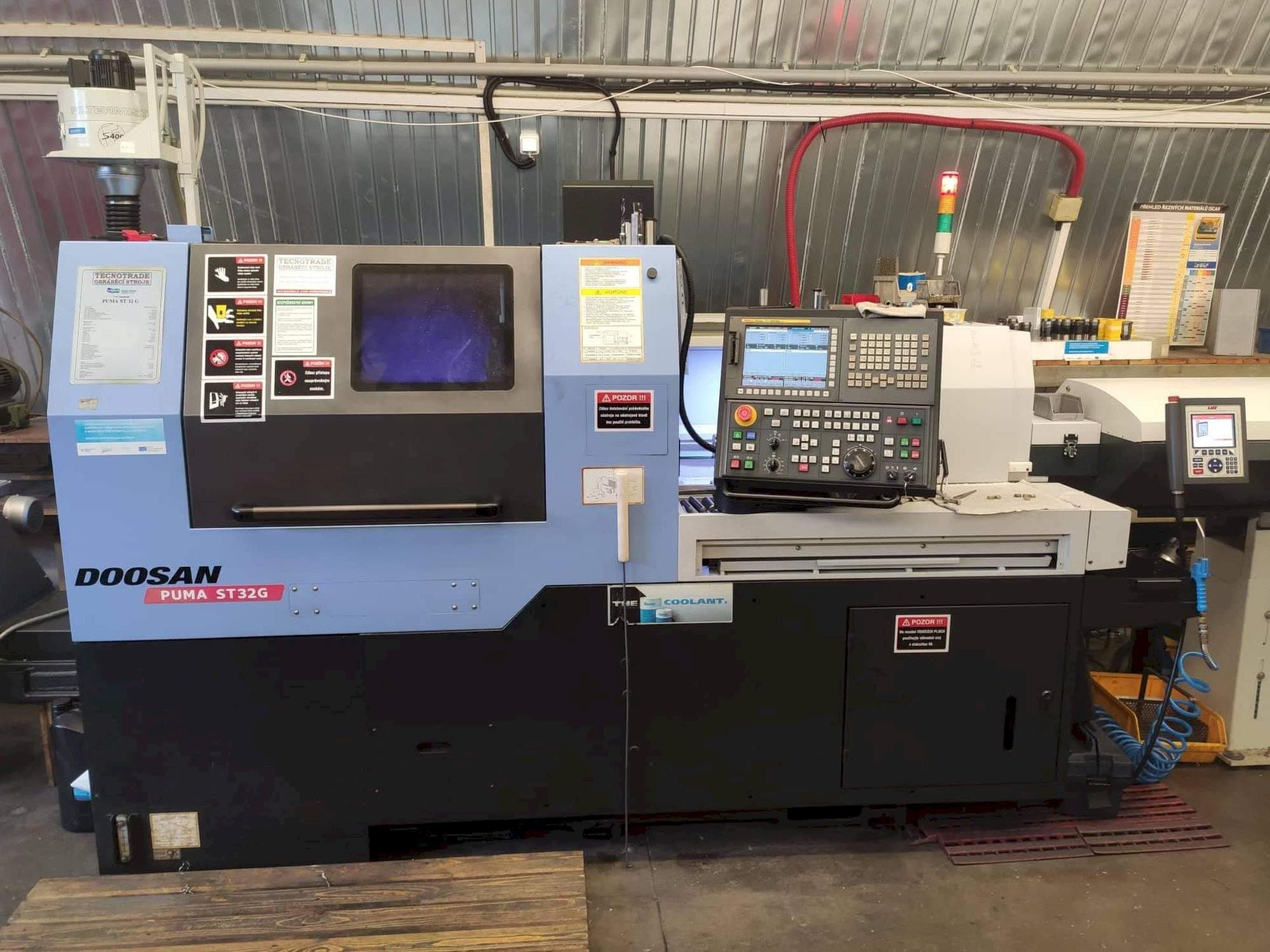 Vista frontal de la máquina Doosan Puma ST32G