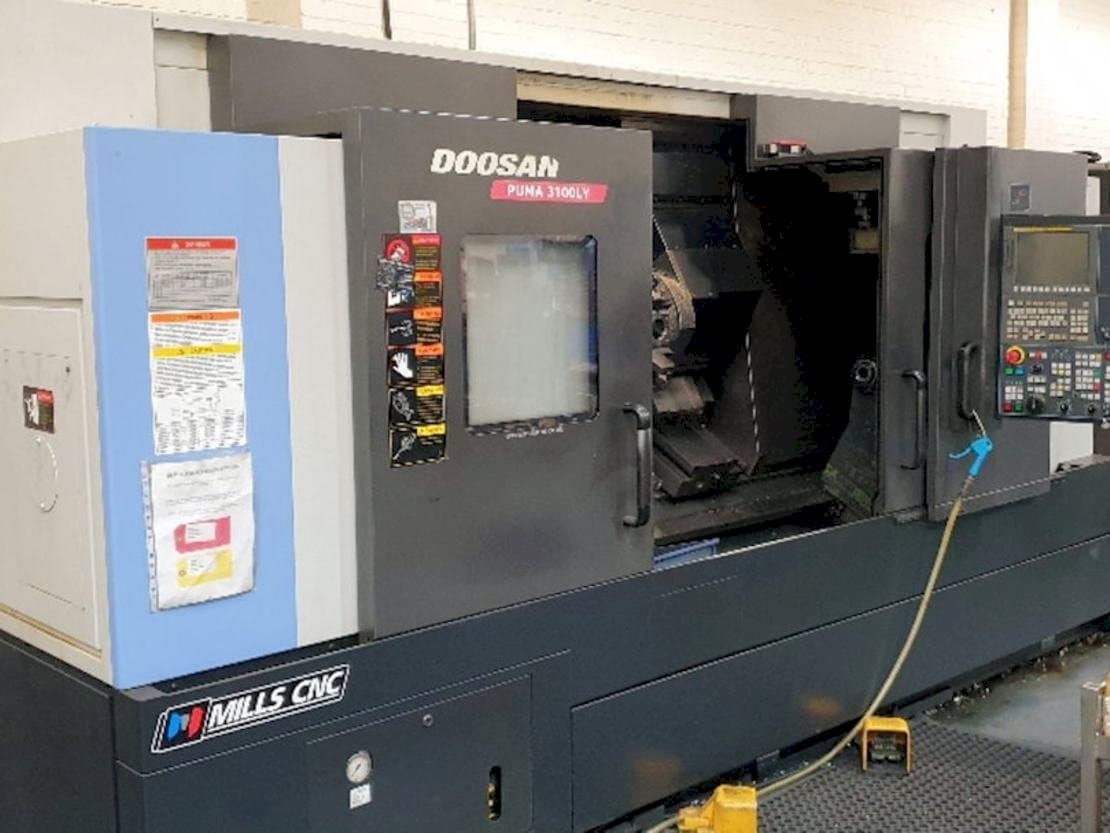 Vista frontal de la máquina Doosan Puma 3100LY