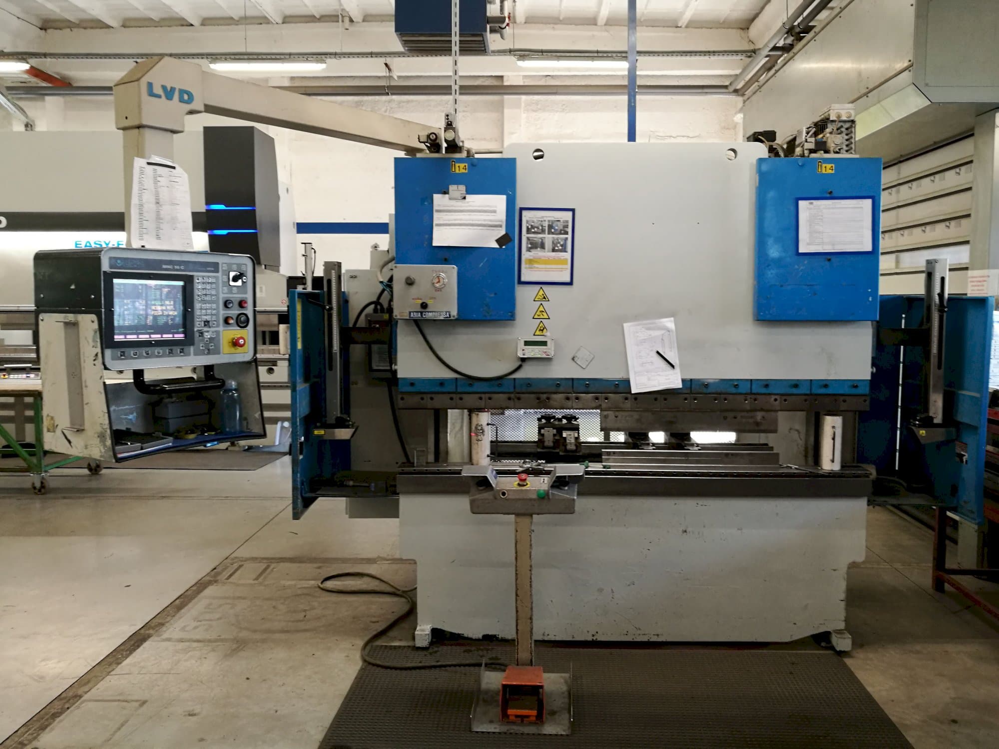 Vista frontal de la máquina LVD PPEB 50/20 MNC 95