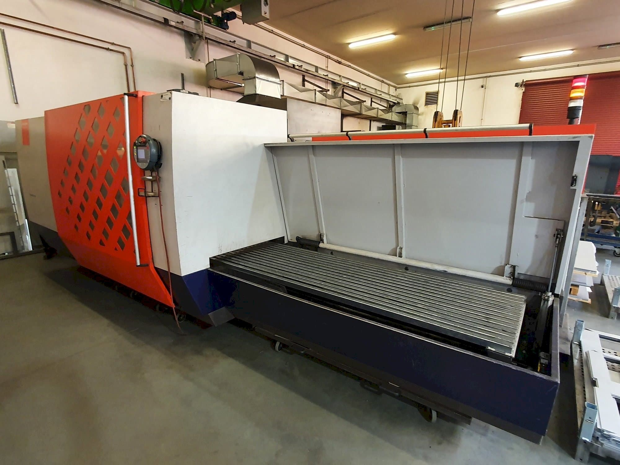 Vista frontal de la máquina Bystronic ByVention 3015