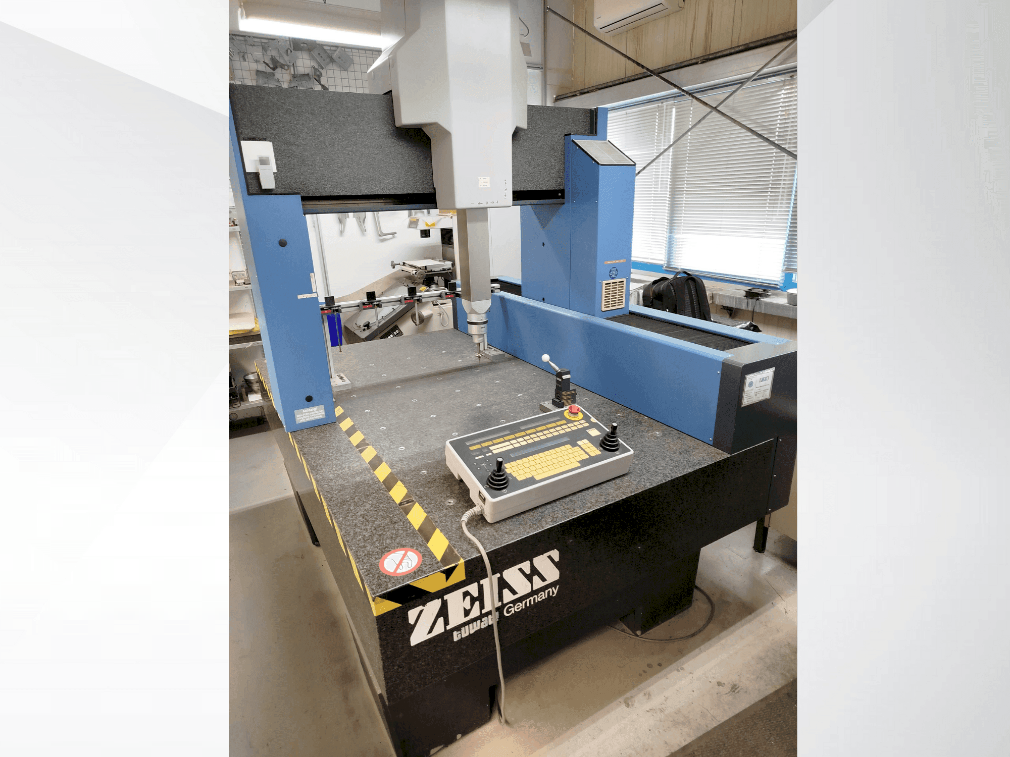 Vista frontal de la máquina ZEISS Contura G2