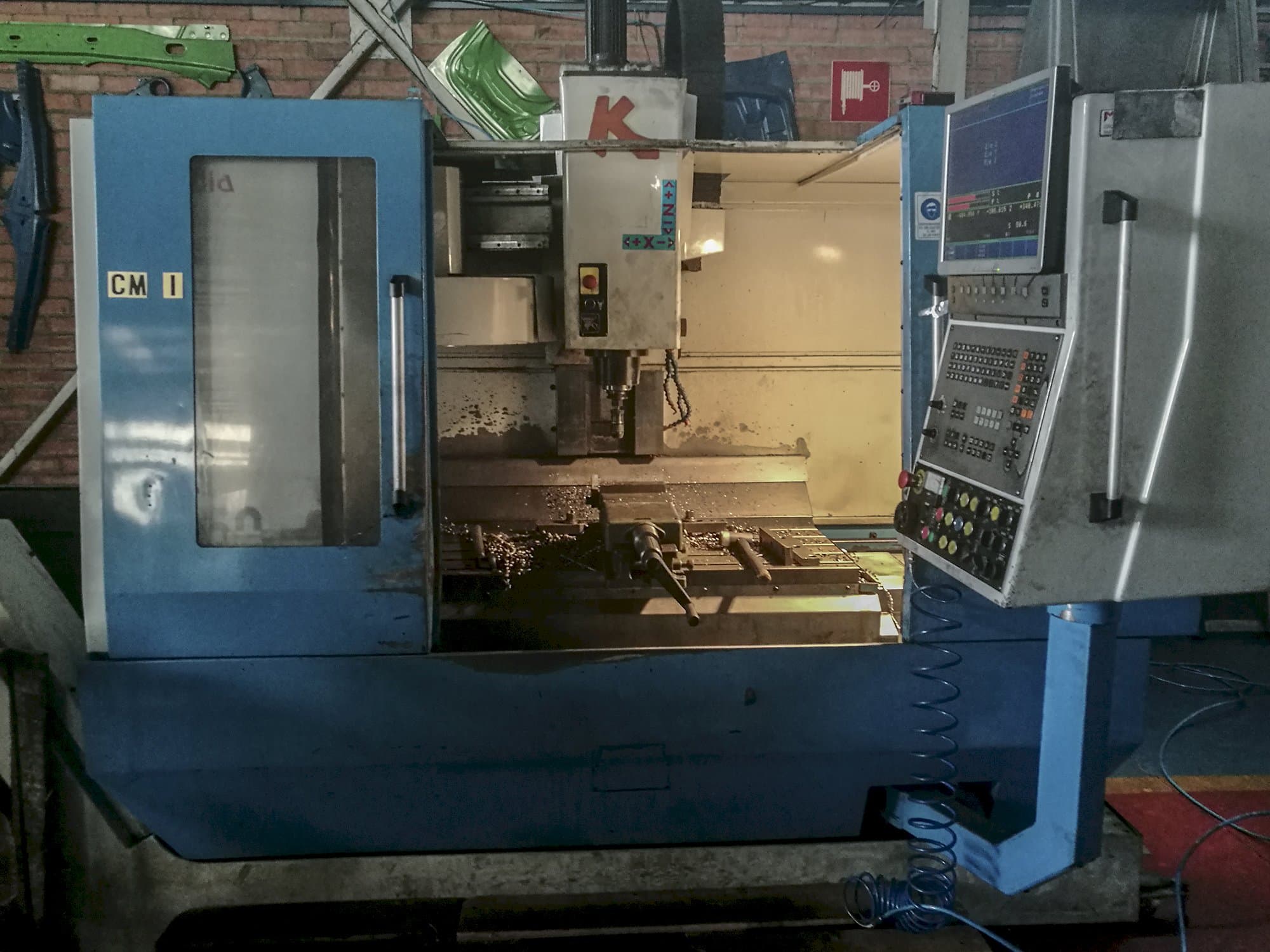 Vista frontal de la máquina KONDIA B-1050