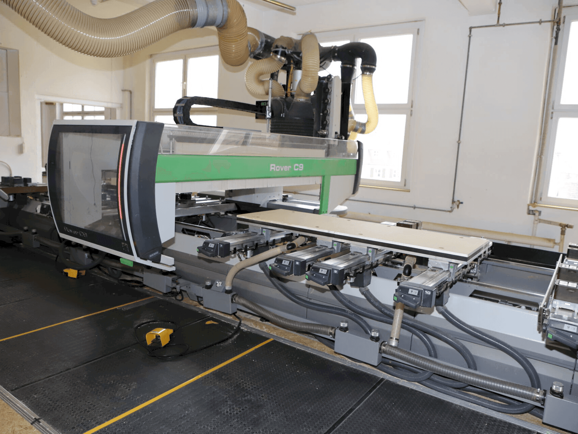 Vista frontal de la máquina BIESSE ROVER C 9.65