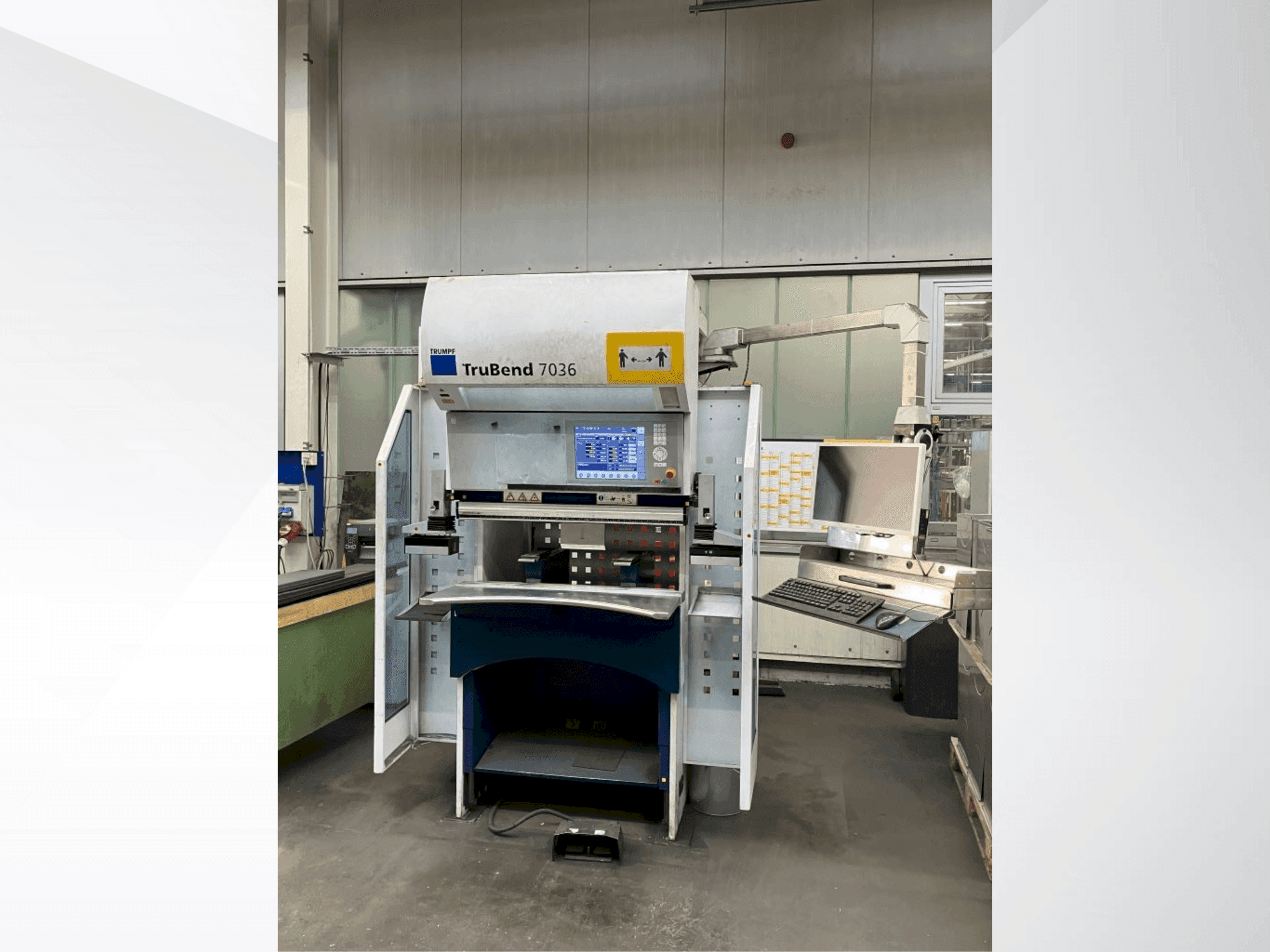 Vista frontal de la máquina TRUMPF TruBend 7036