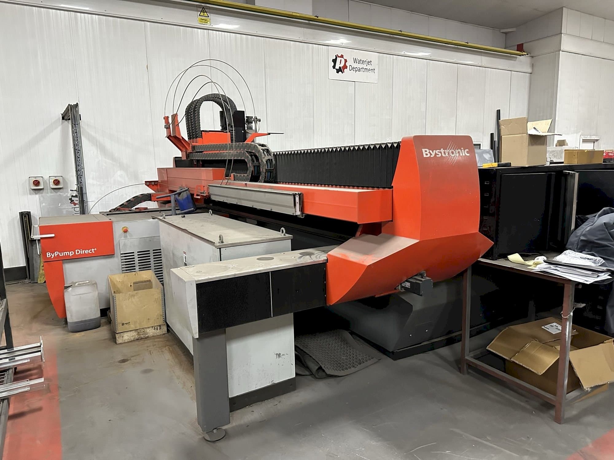 Vista frontal de la máquina Bystronic Byjet Flex 6030 Waterjet