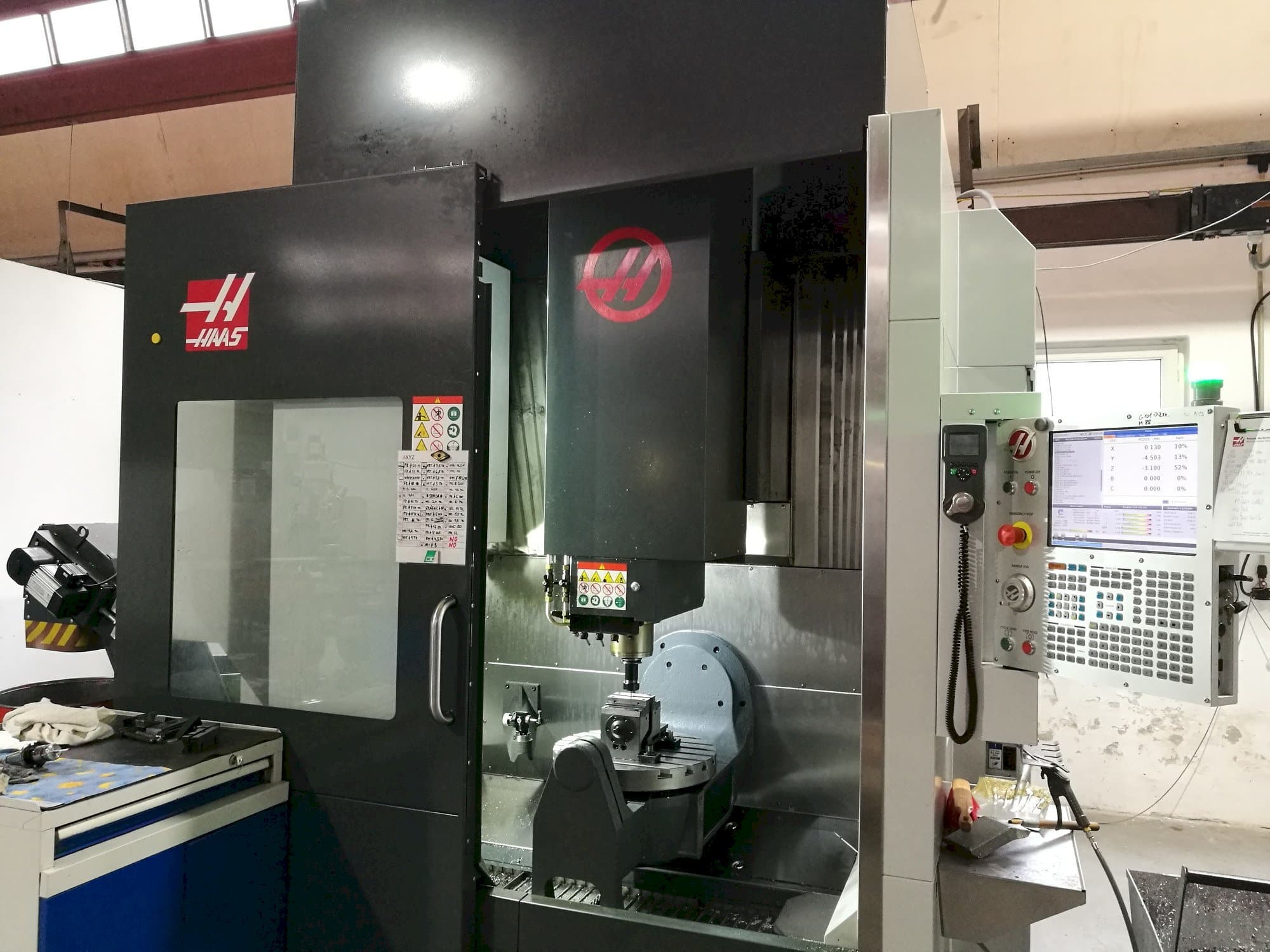 Vista lateral izquierda de la máquina HAAS UMC - 750