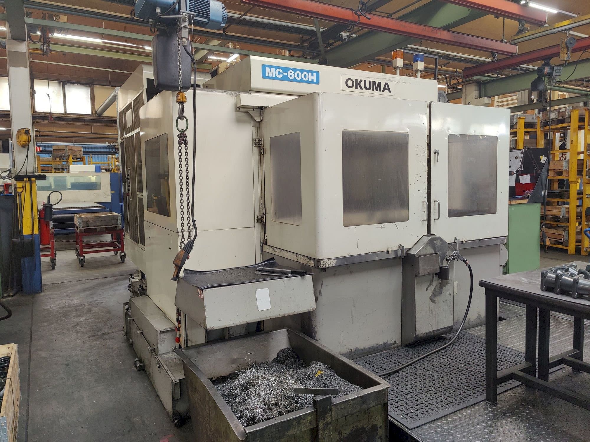 Vista frontal de la máquina Okuma MC-600 H