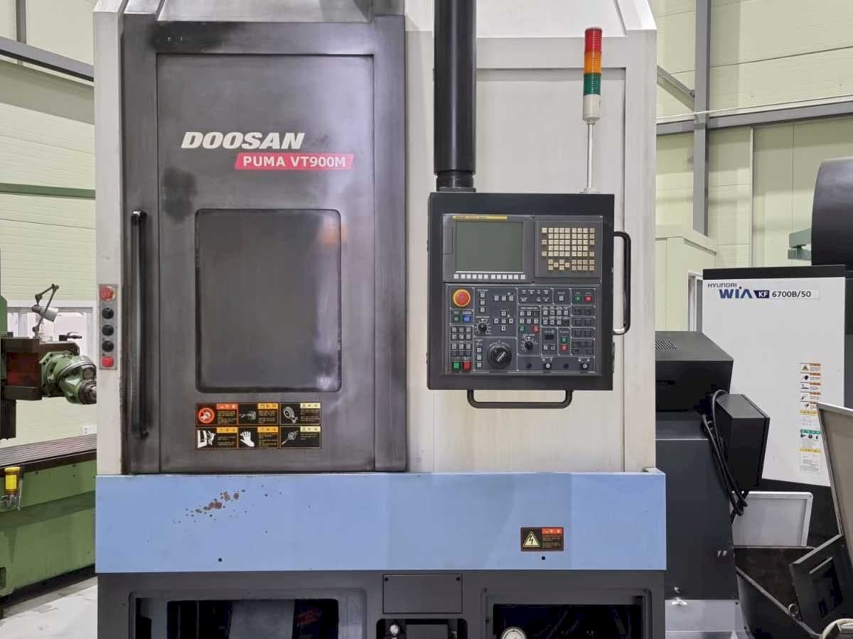 Vista frontal de la máquina Doosan PUMA VT900M