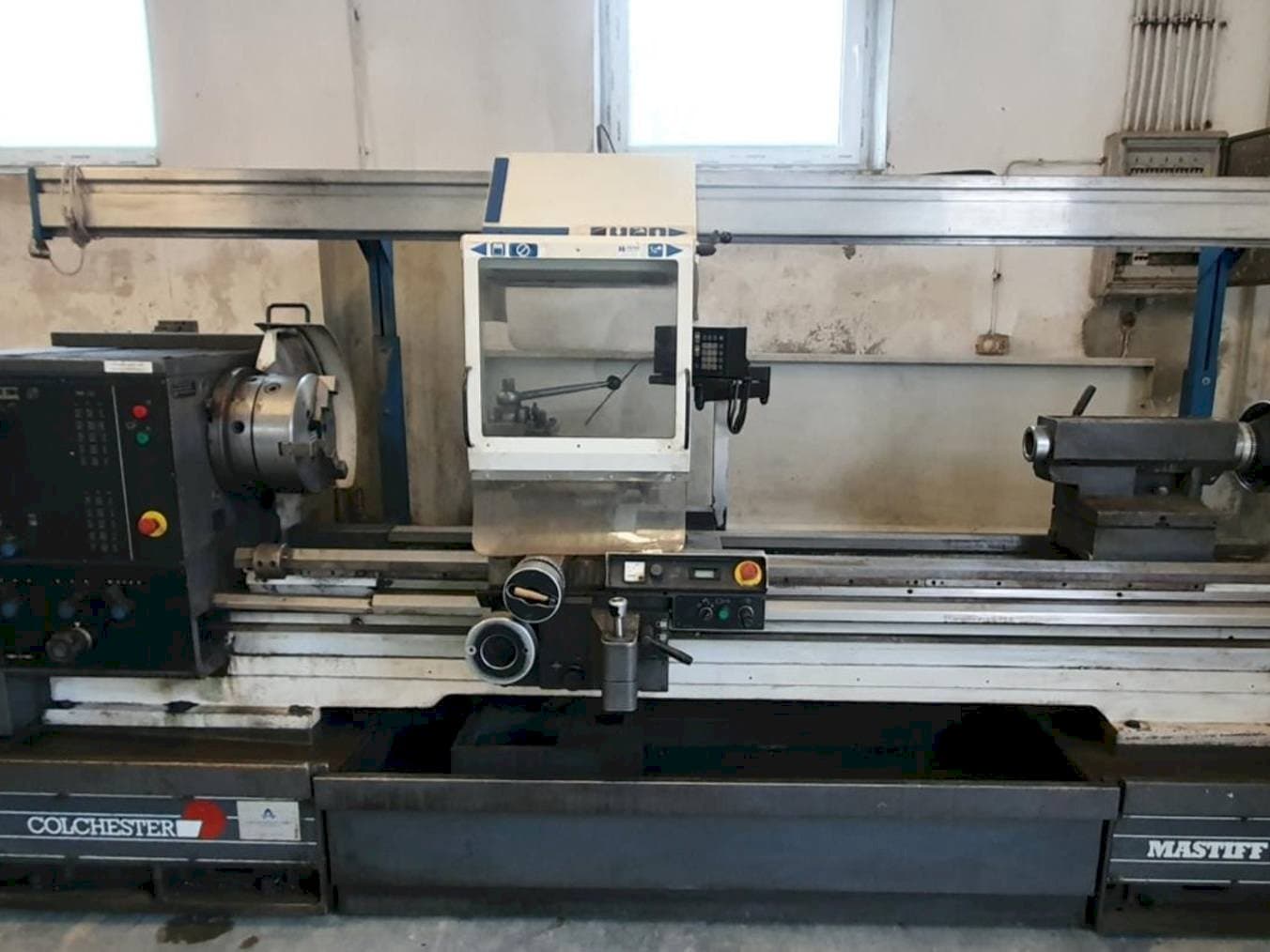 Vista frontal de la máquina Colchester MASTIFF V/S 1800