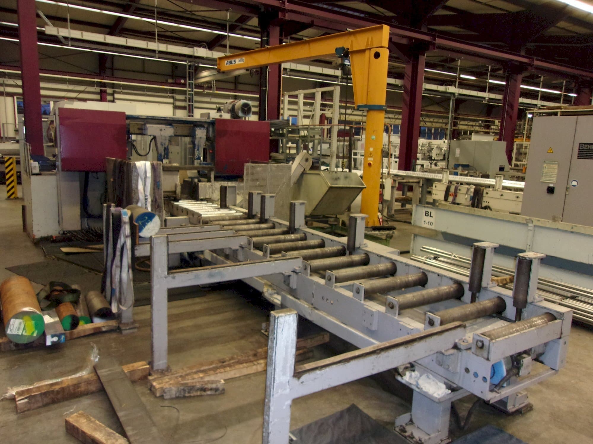 Vista frontal de la máquina KASTO HBA420 AU