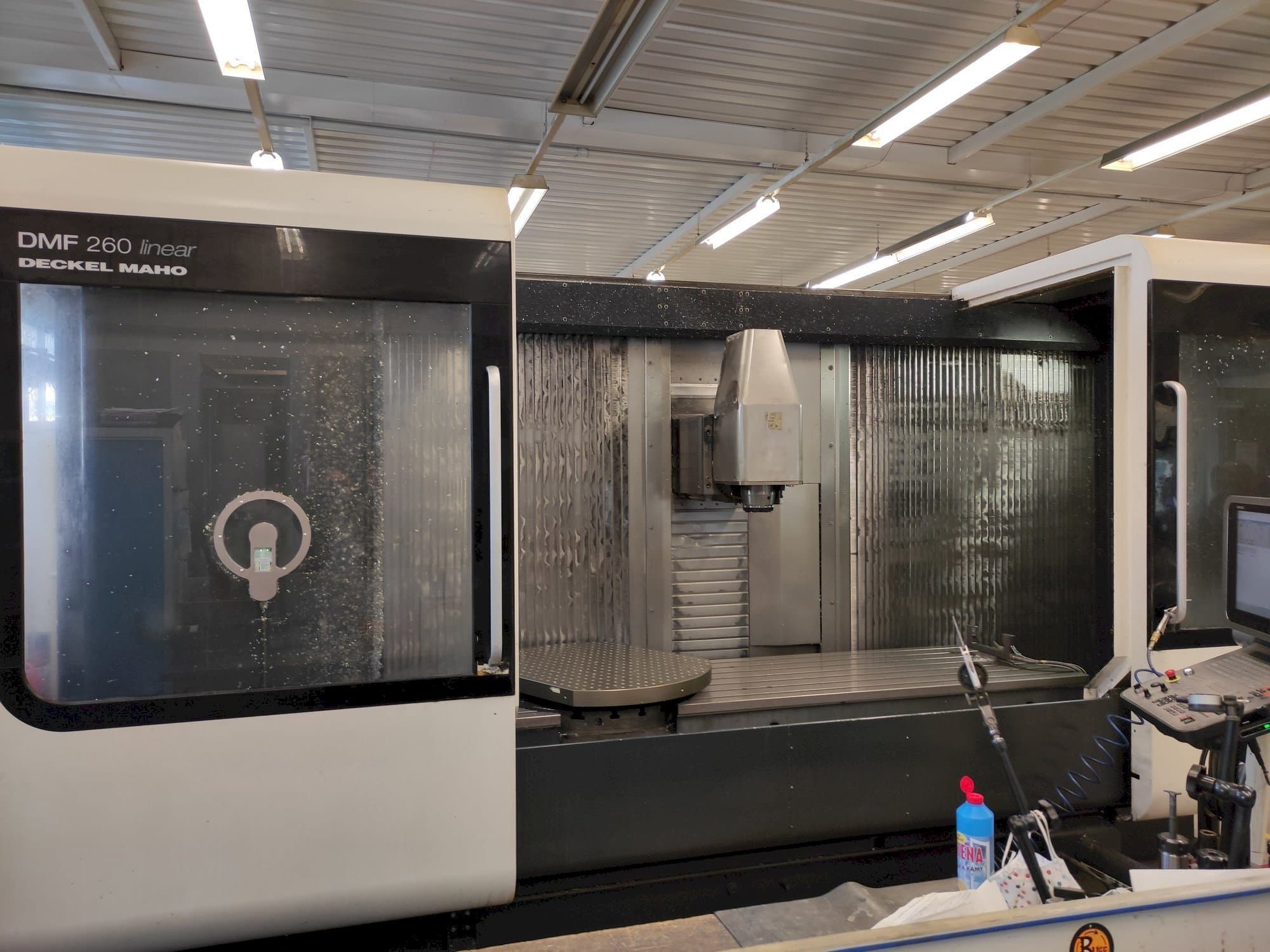 Vista frontal de la máquina DMG Deckel Maho DMF 260 linear