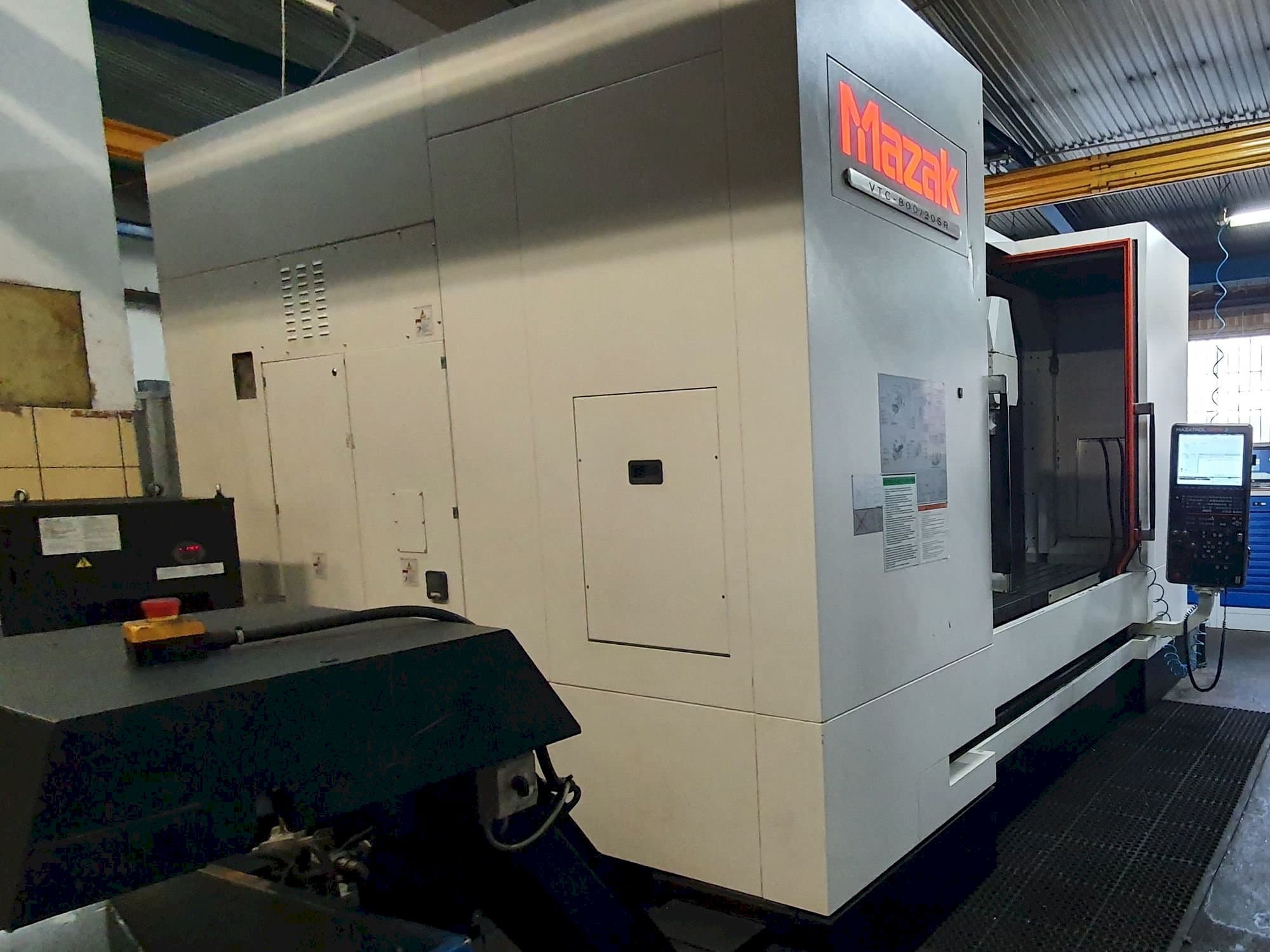 Vista izquierda de la máquina Mazak VTC-800/20SR