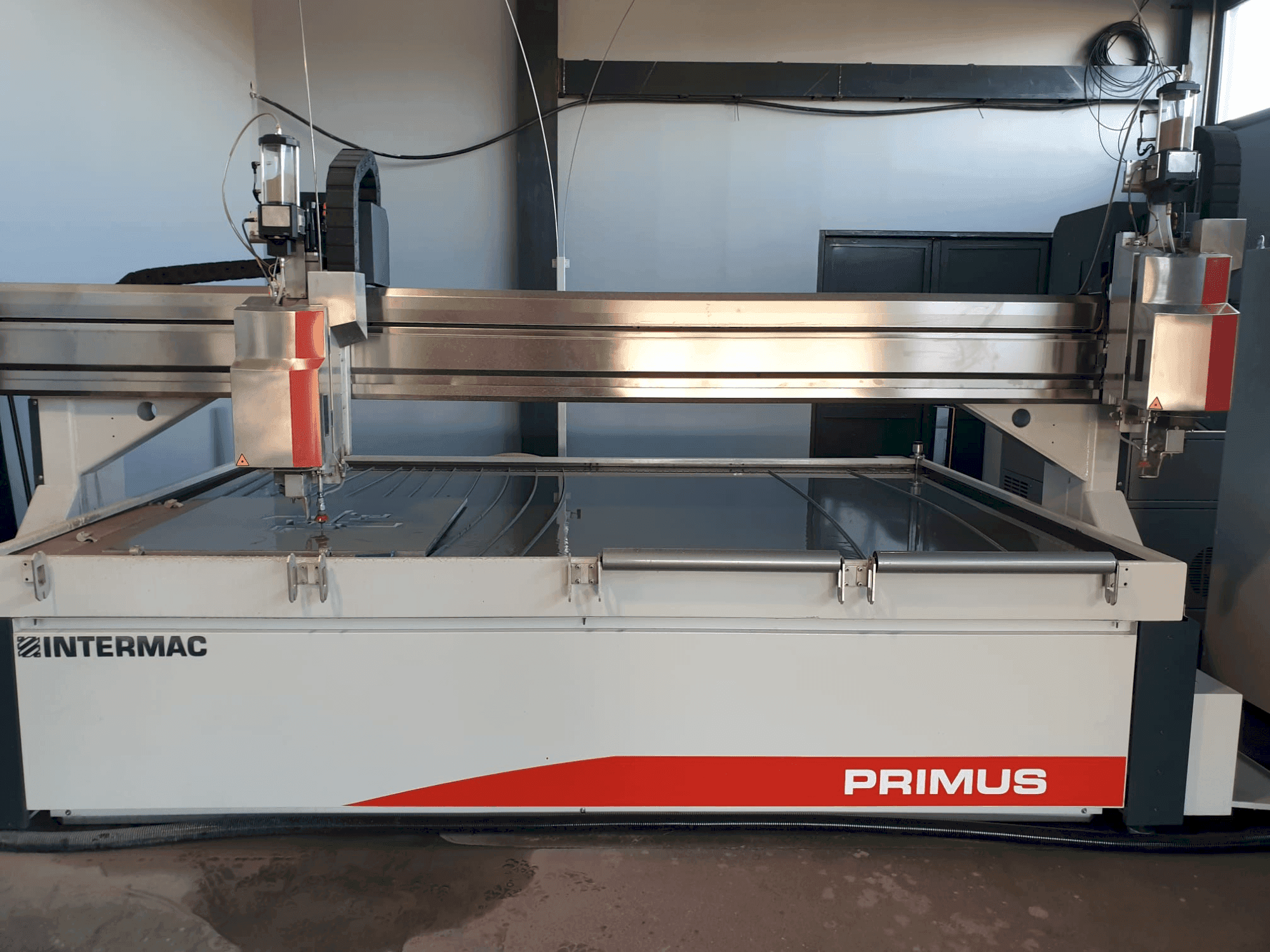 Vista frontal de la máquina Intermac Primus 322