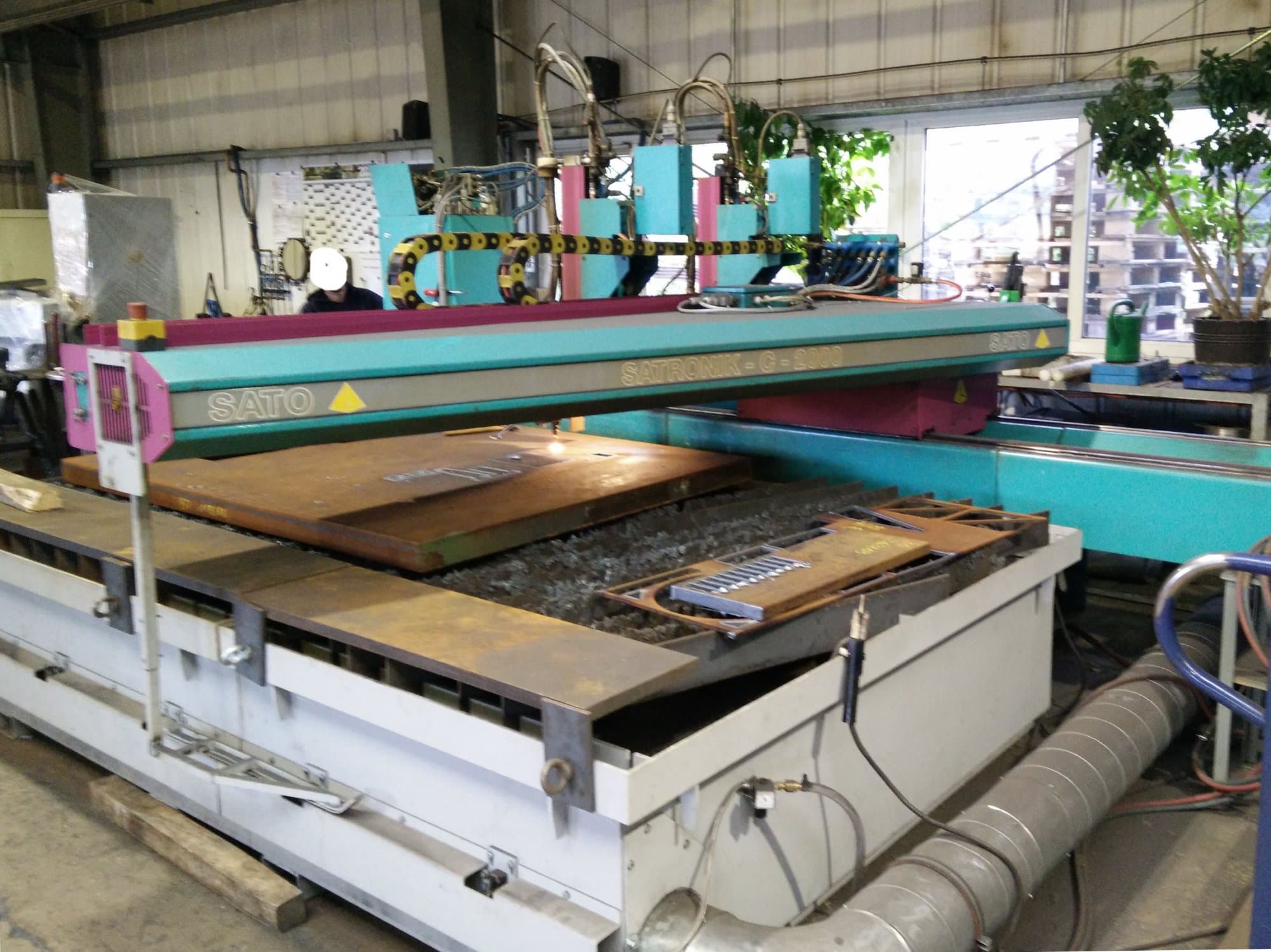 Vista izquierda de la máquina SATO SATRONIK C-2000