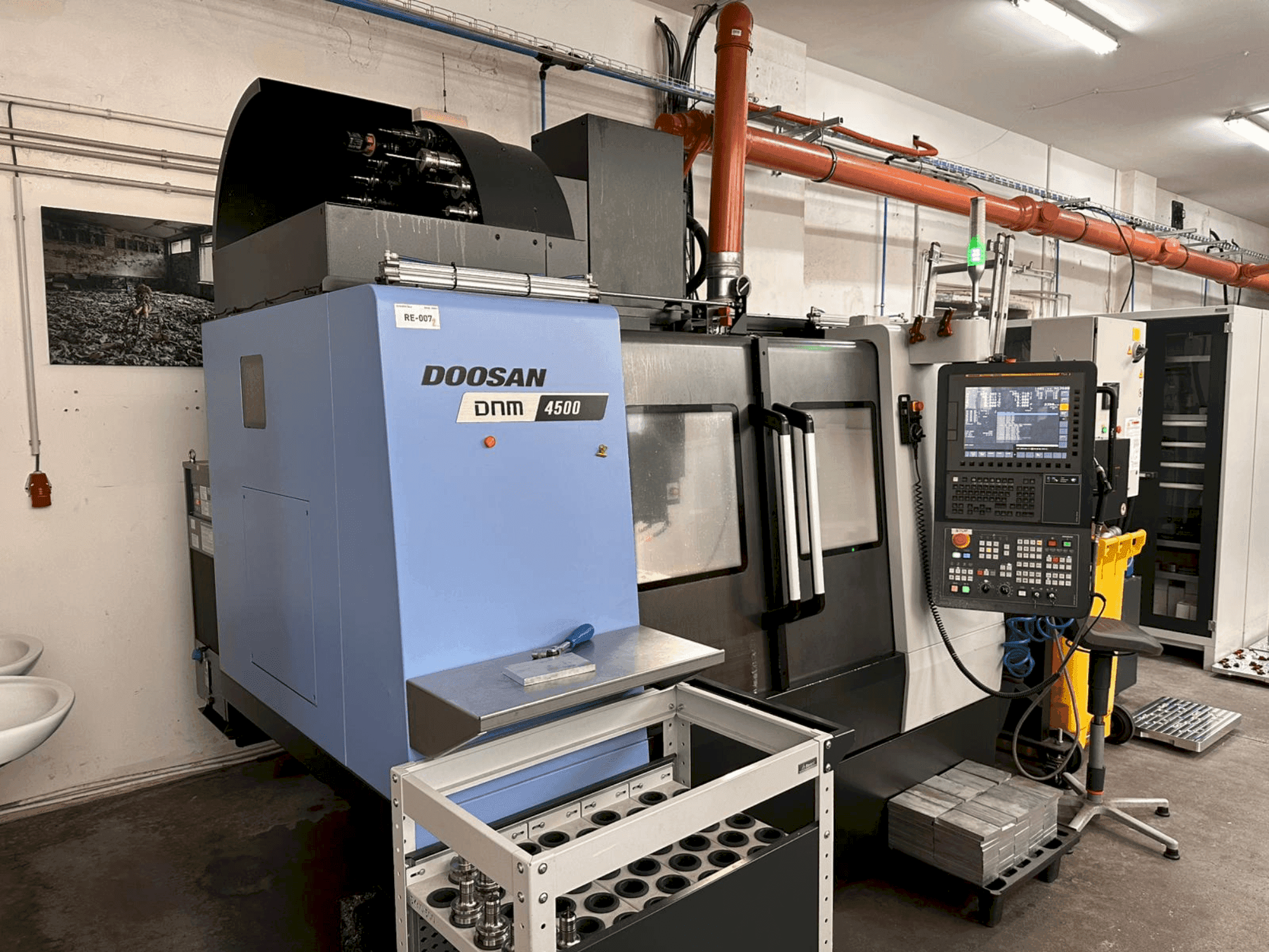 Vista frontal de la máquina DOOSAN DNM 4500