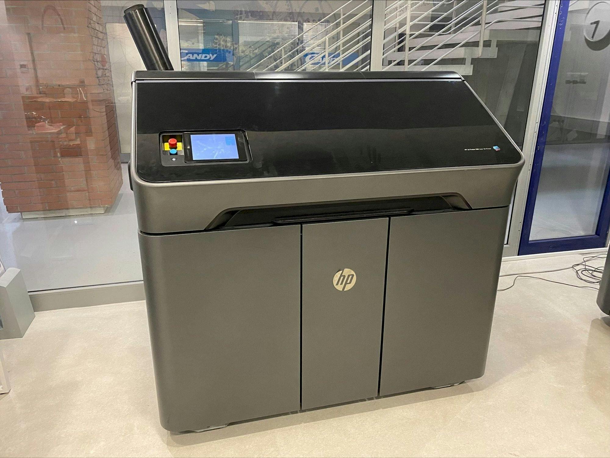 Vista frontal de la máquina HP Jet Fusion 580 Color 3D printer M2K85A