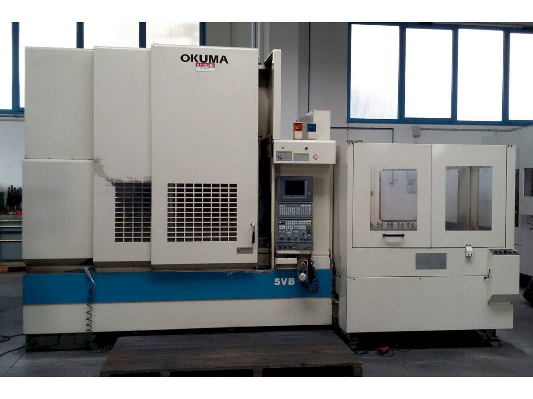 Vista frontal de la máquina Okuma MX55 VB