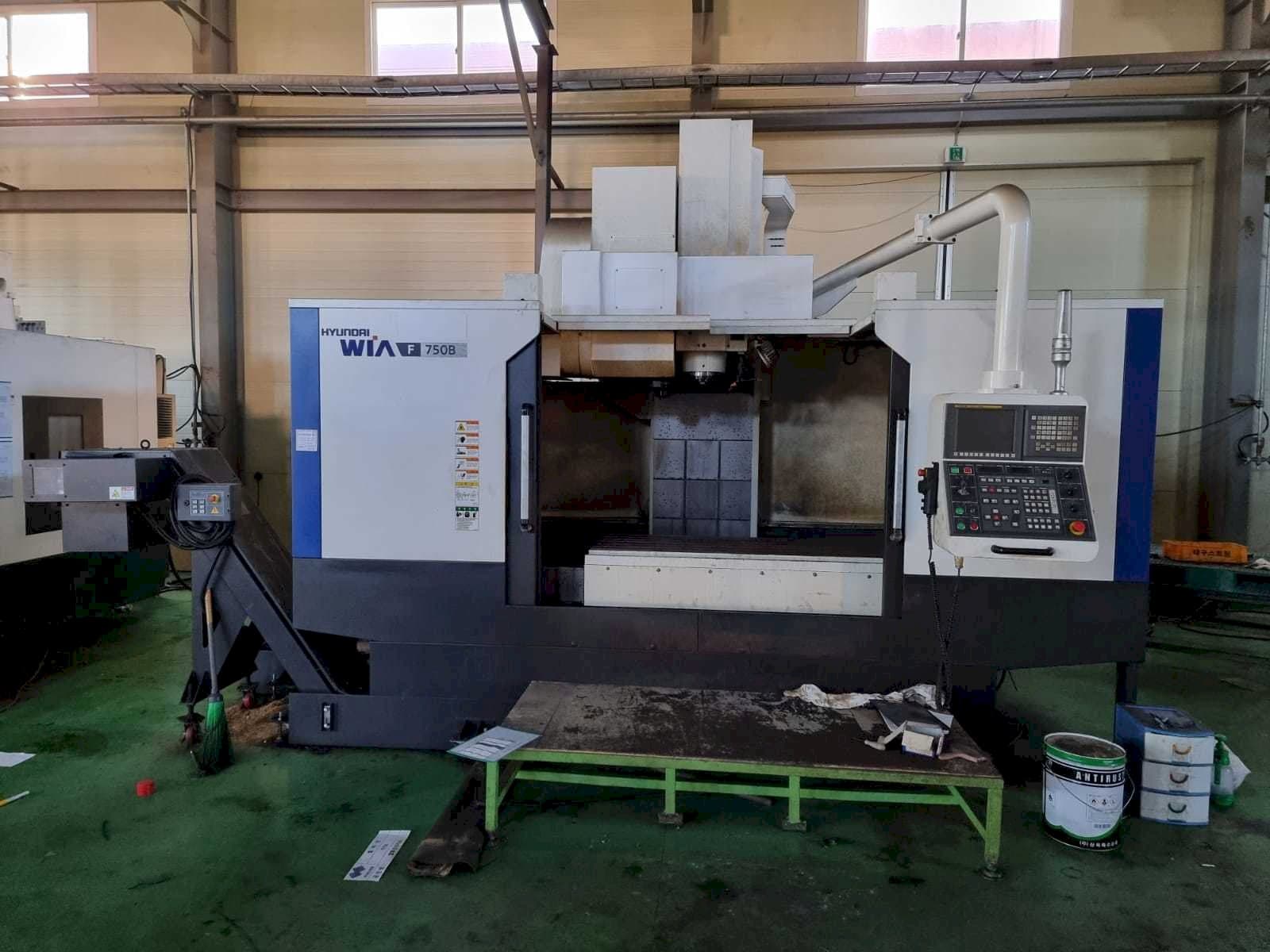 Vista frontal de la máquina Hyundai Wia F750B