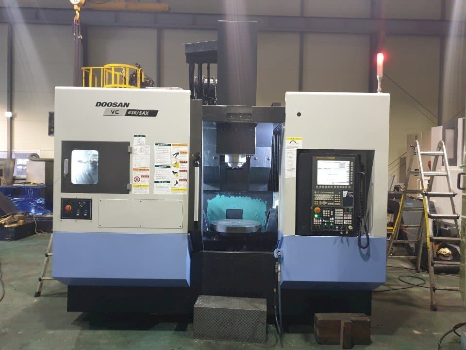 Vista frontal de la máquina Doosan VC630/5AX