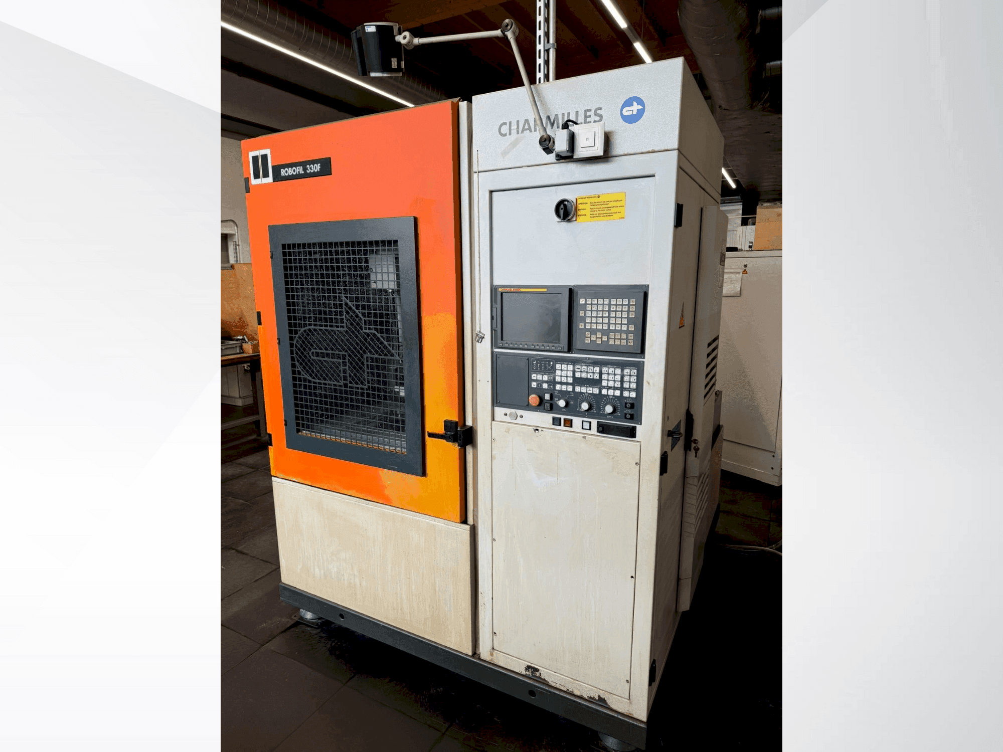 Vista frontal de la máquina CHARMILLES Robofil 330F