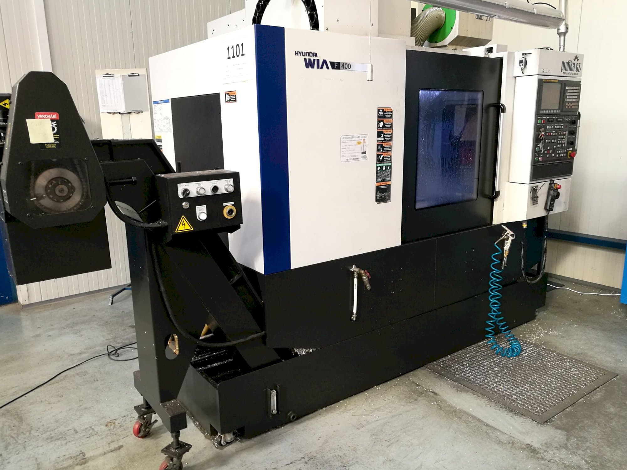 Vista izquierda de la máquina Hyundai Wia F400