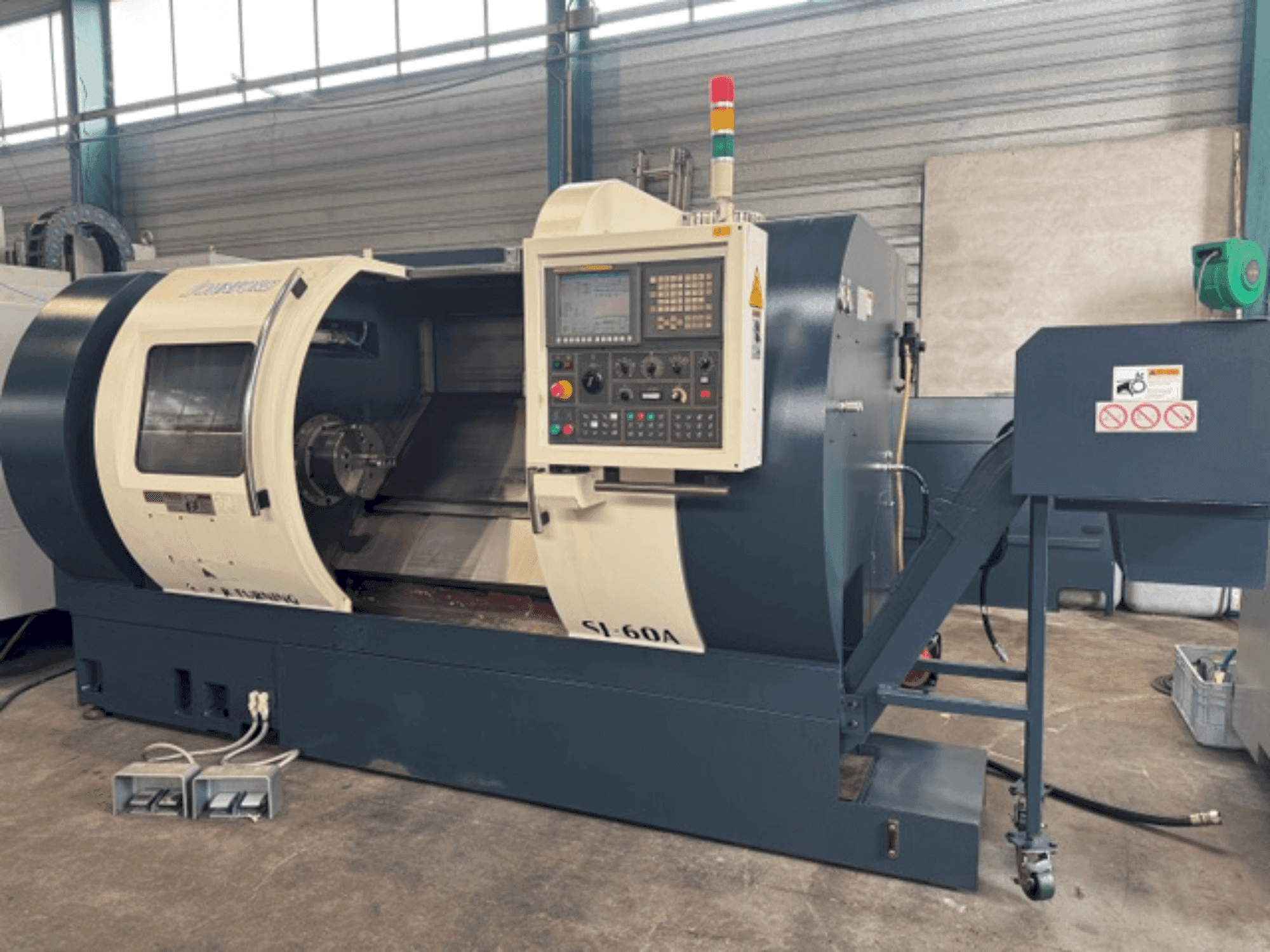 Vista frontal de la máquina Johnford SL 60A CS