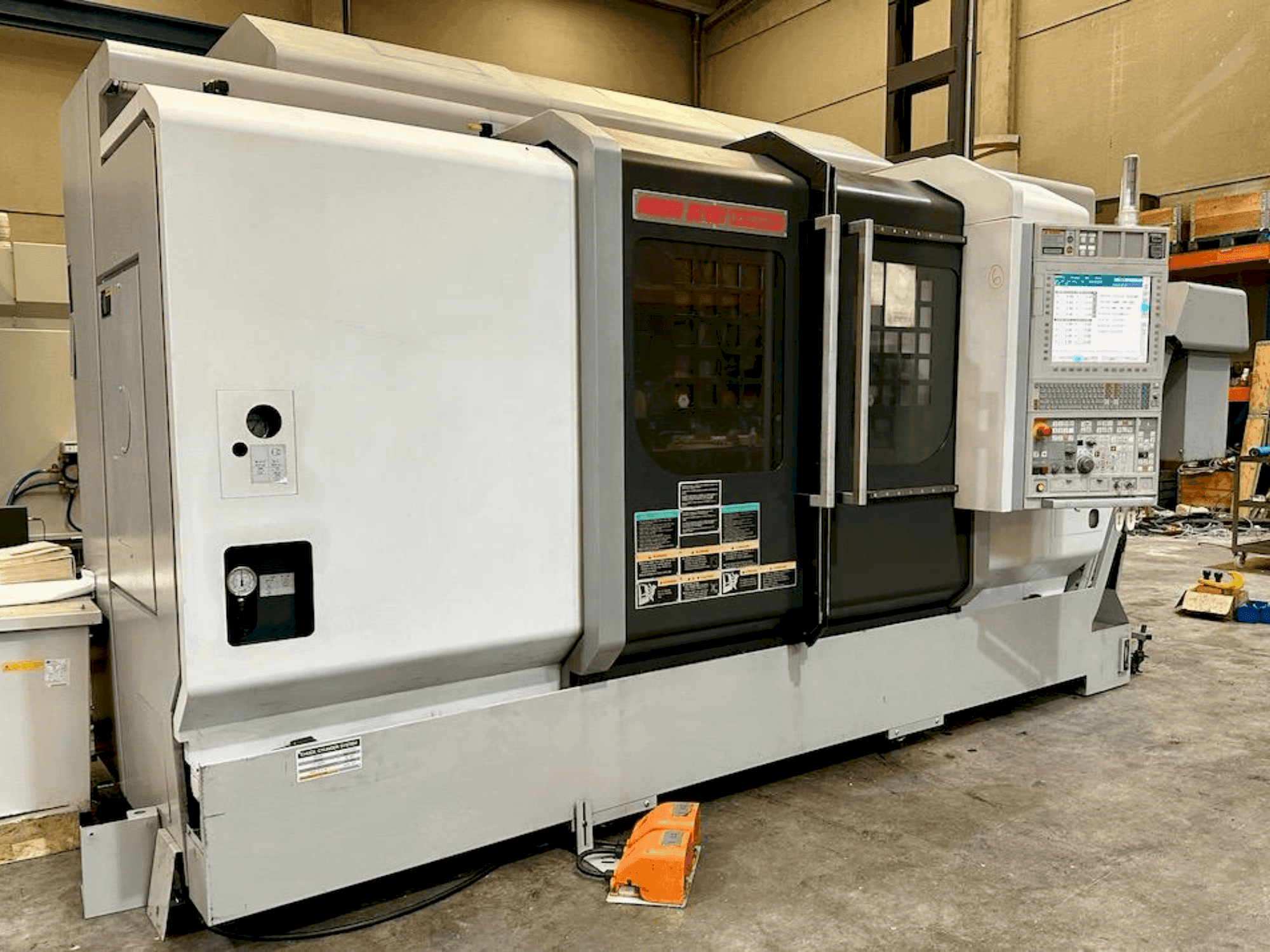Vista frontal de la máquina MORI SEIKI NZX 2500/1000Y