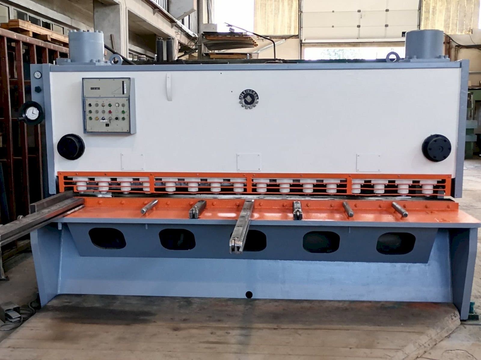 Vista frontal de la máquina Jelšingrad MVCS 3100/13