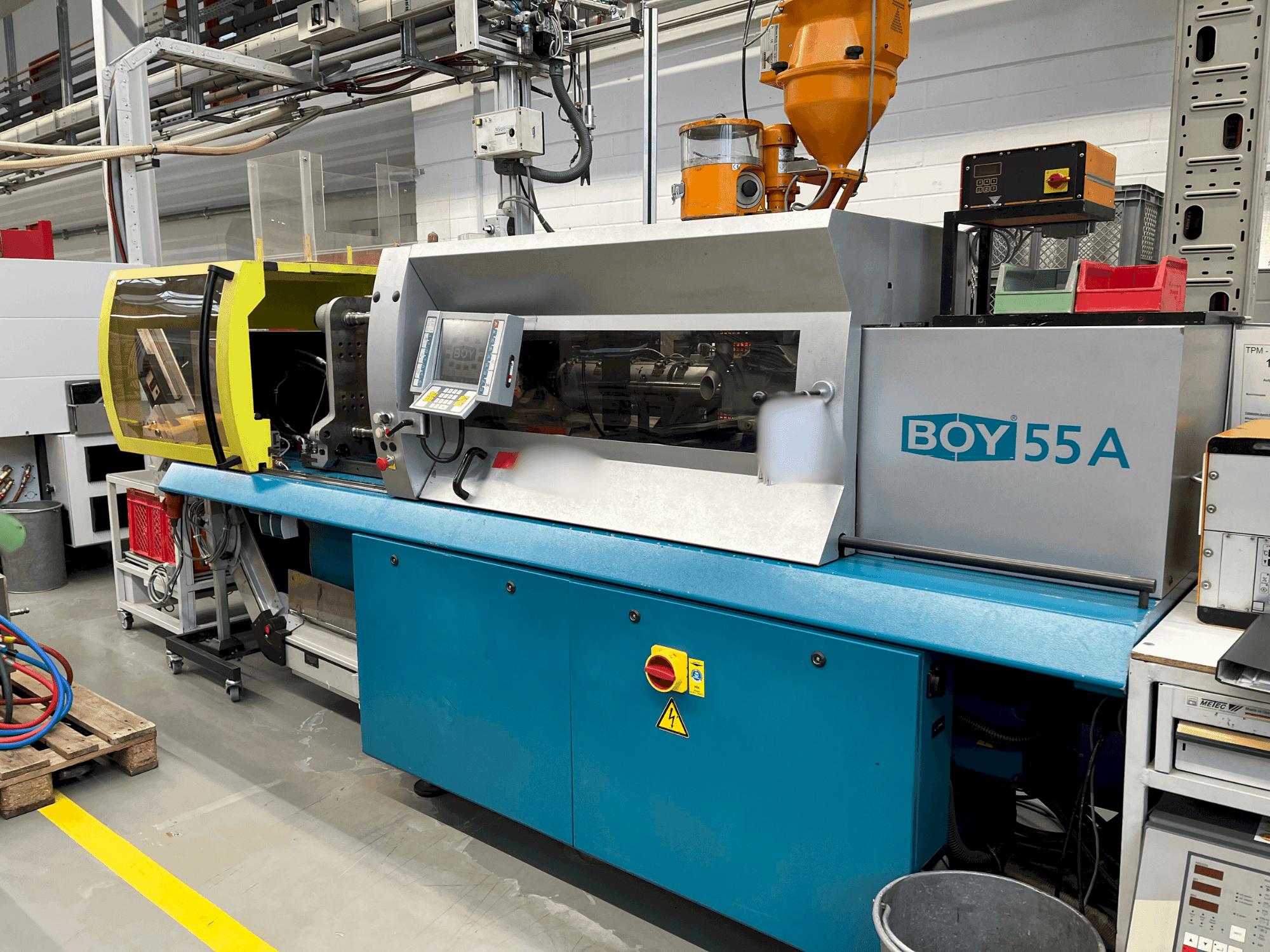 Vista frontal de la máquina BOY 55A